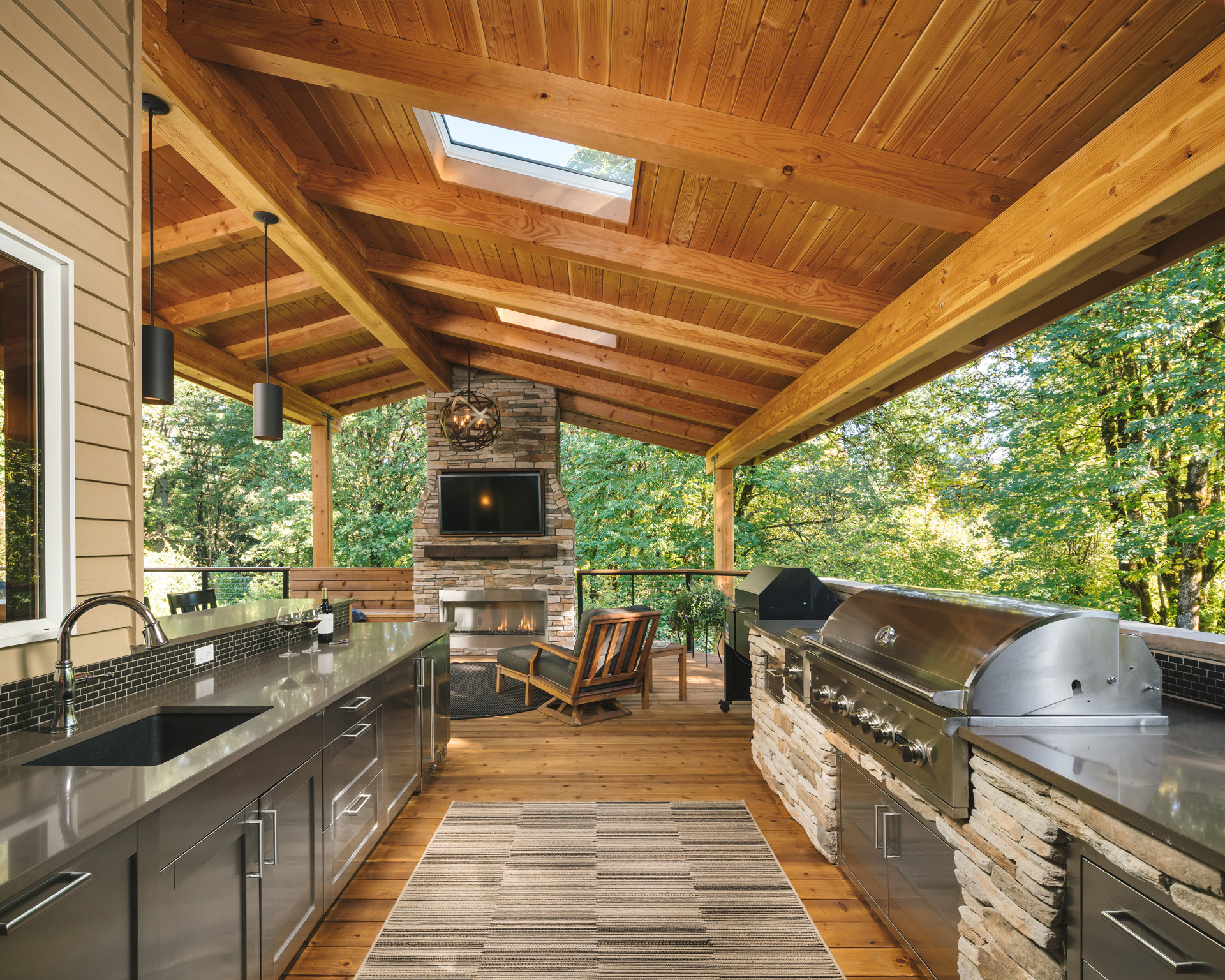 Outdoor entertainer's dream kitchen: A barbecue, bar and football on a  big-screen TV - oregonlive.com