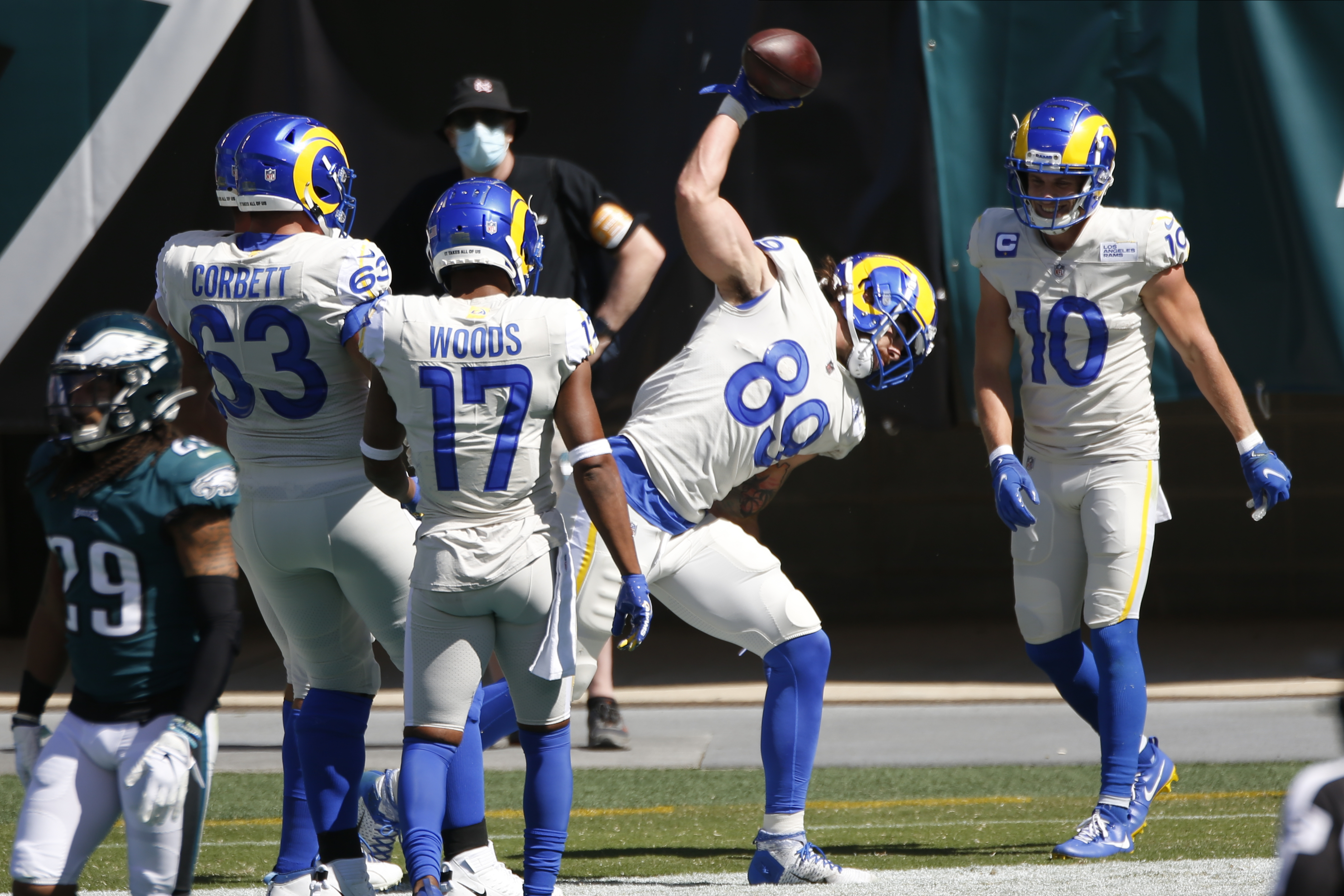 Darius Slay, Rodney McLeod among Eagles who kneel during national anthem;  team wears 'Black Lives Matter' shirts pregame 