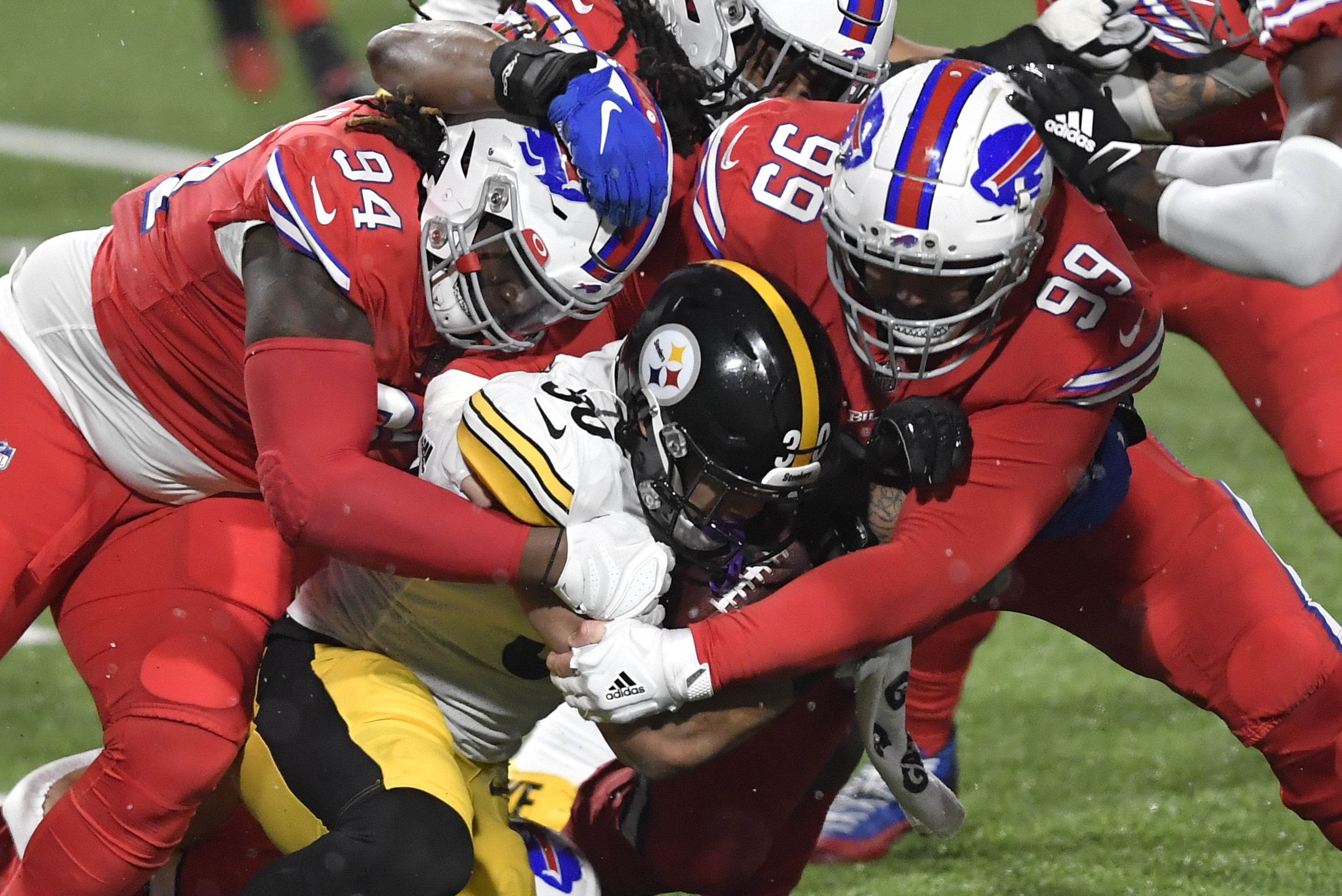 Diggs leads Bills to 26-15 win over Steelers, Buffalo improves to 10-3