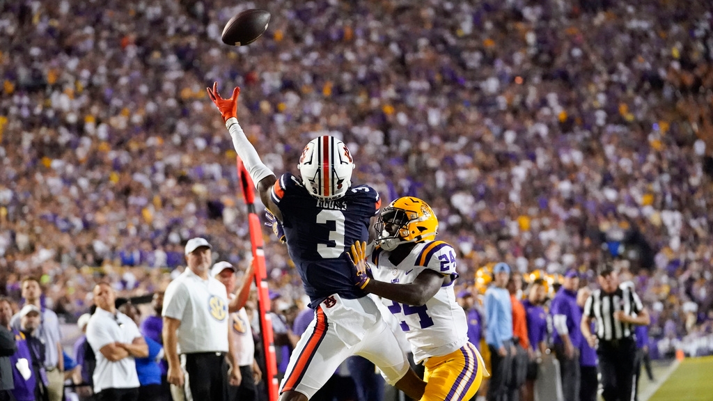 Auburn's Head Coach Hugh Freeze Still Struggling In LSU's Tiger Stadium ...