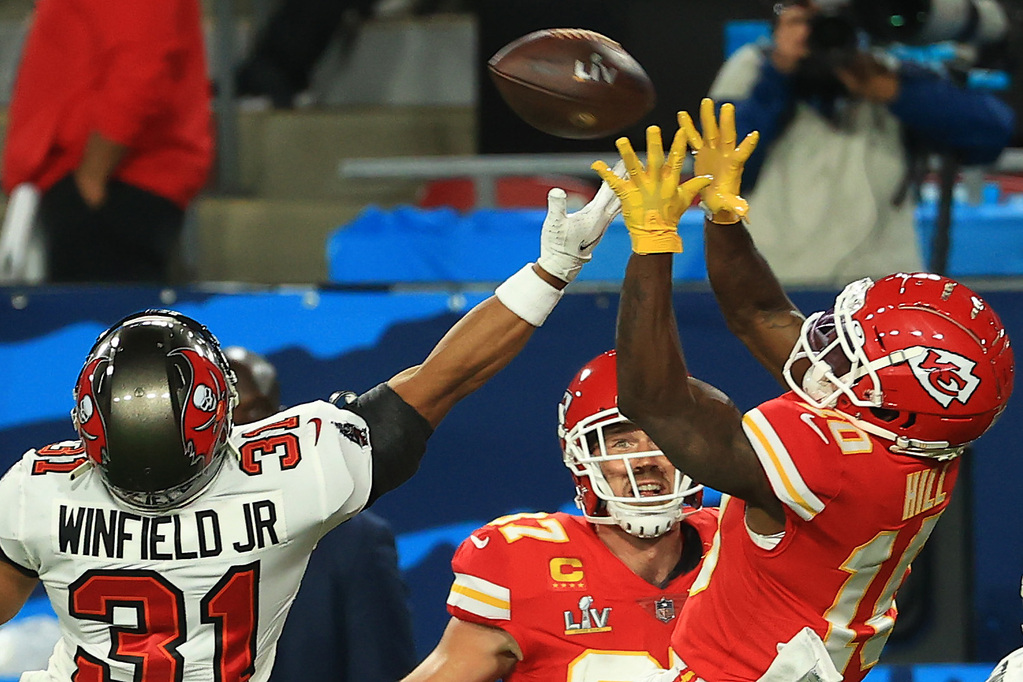 Tampa, United States. 07th Feb, 2021. Tampa Bay Buccaneers Antoine Winfield  Jr. (31) reaches in to break up a pass to Kansas City Chiefs Tyreek Hill  (10) in the first quarter of