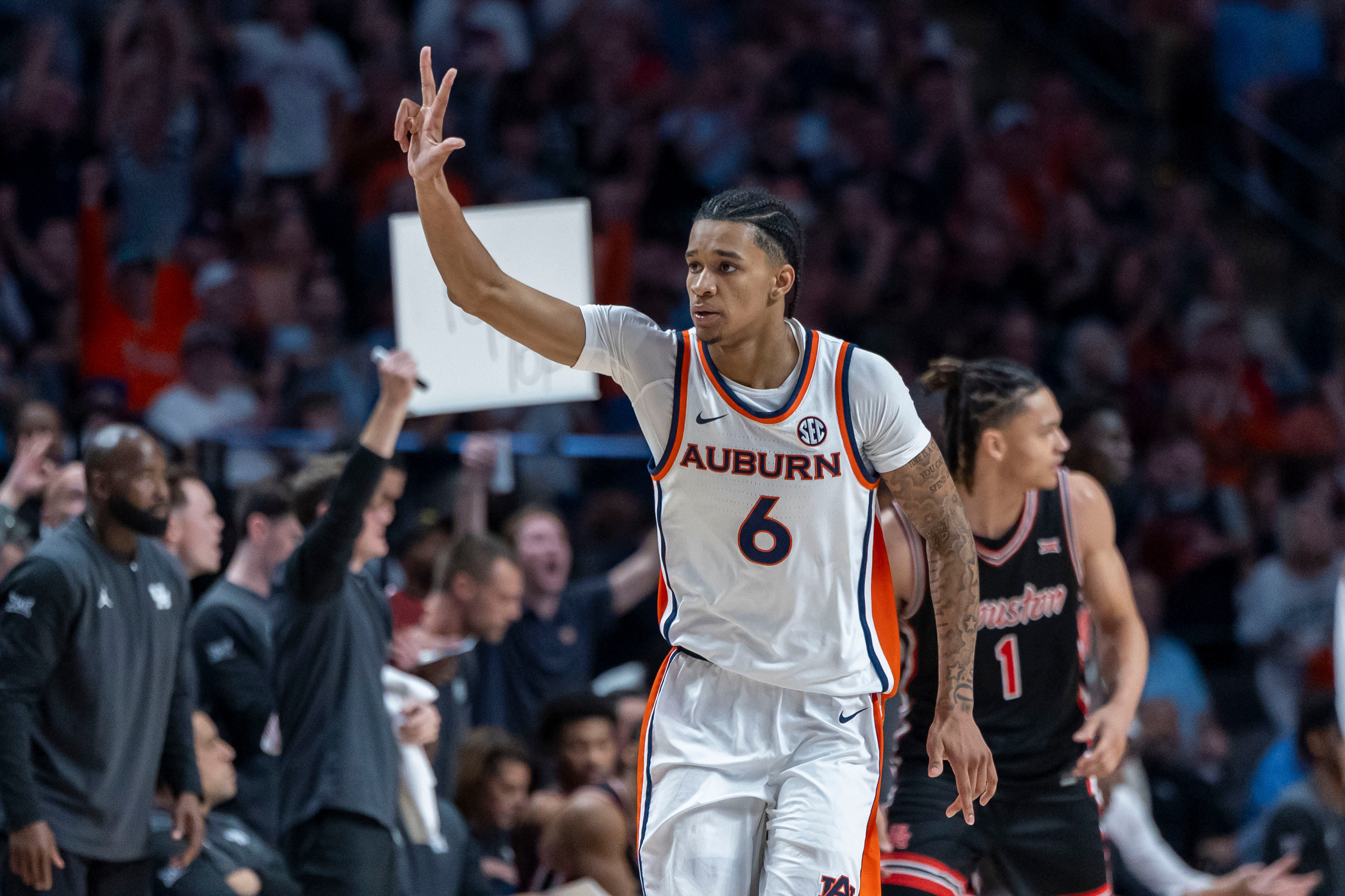 Auburn's Elyjah Freeman volunteers for bench role, breaks scoring slump -  al.com