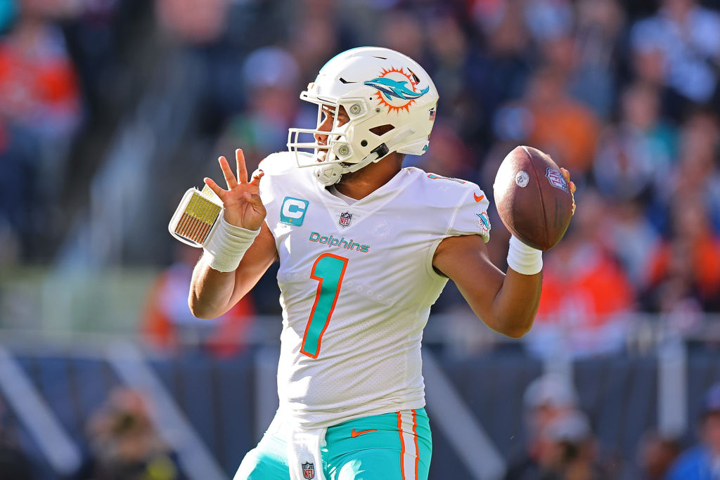 Tua Tagovailoa, Dolphins hold off Justin Fields, Bears