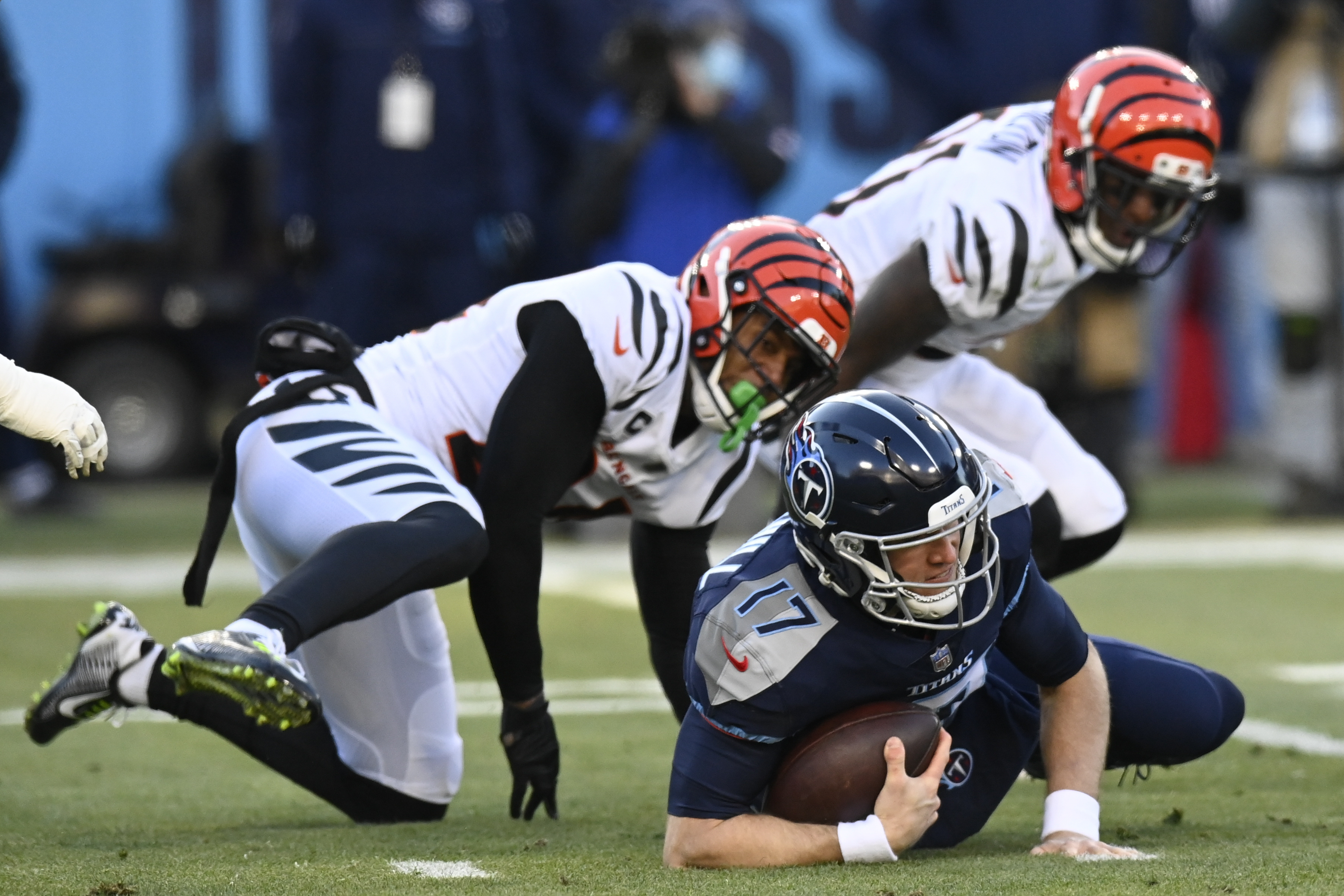 Tennessee Titans running back Derrick Henry (22) takes a handoff from  quarterback Ryan Tannehill (17) during