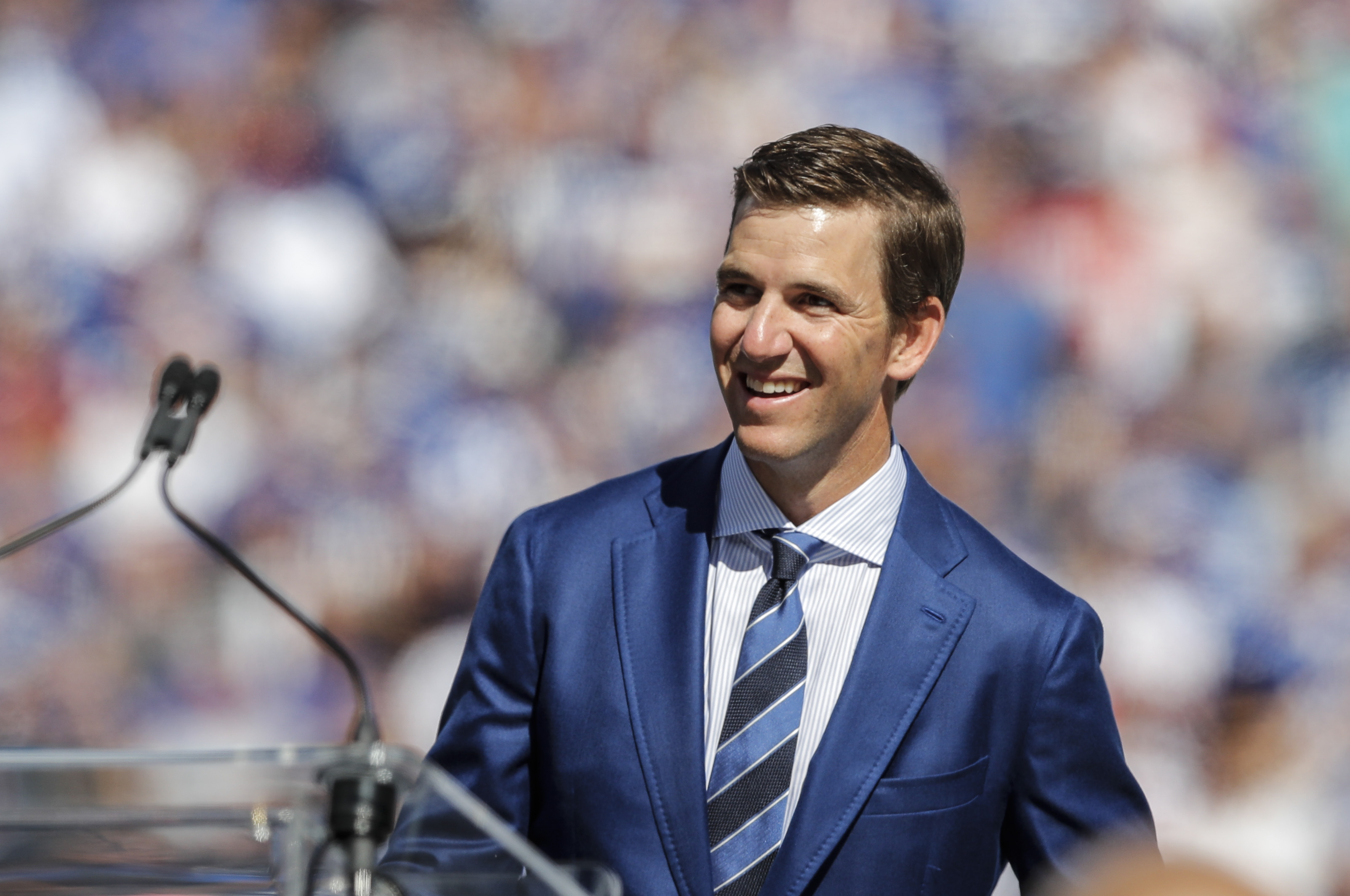 Giants retire Eli Manning's No. 10 jersey during halftime Ring of Honor  ceremony - Newsday