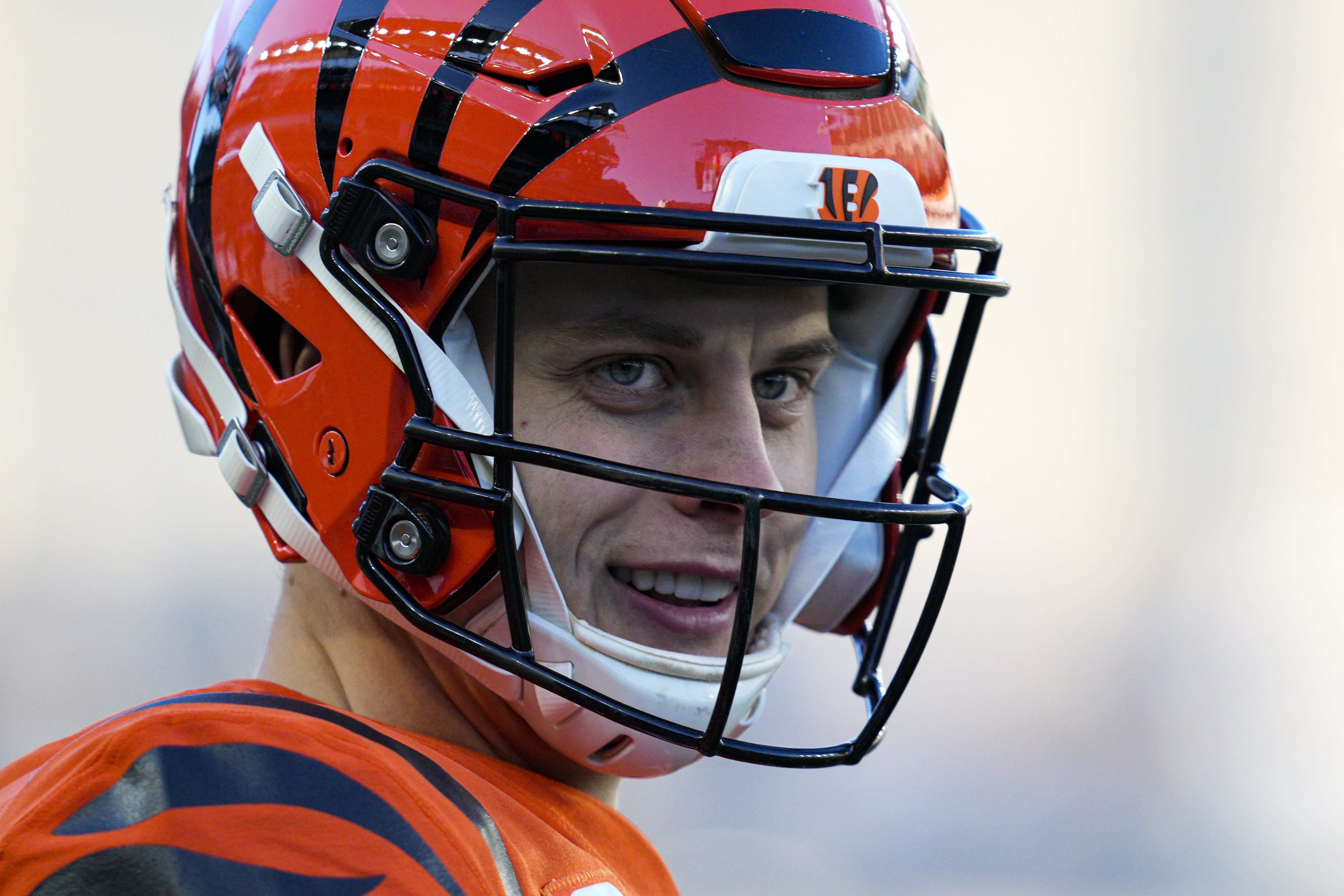 Helmet Stalker on X: Bengals QB Joe Burrow is using a Riddell