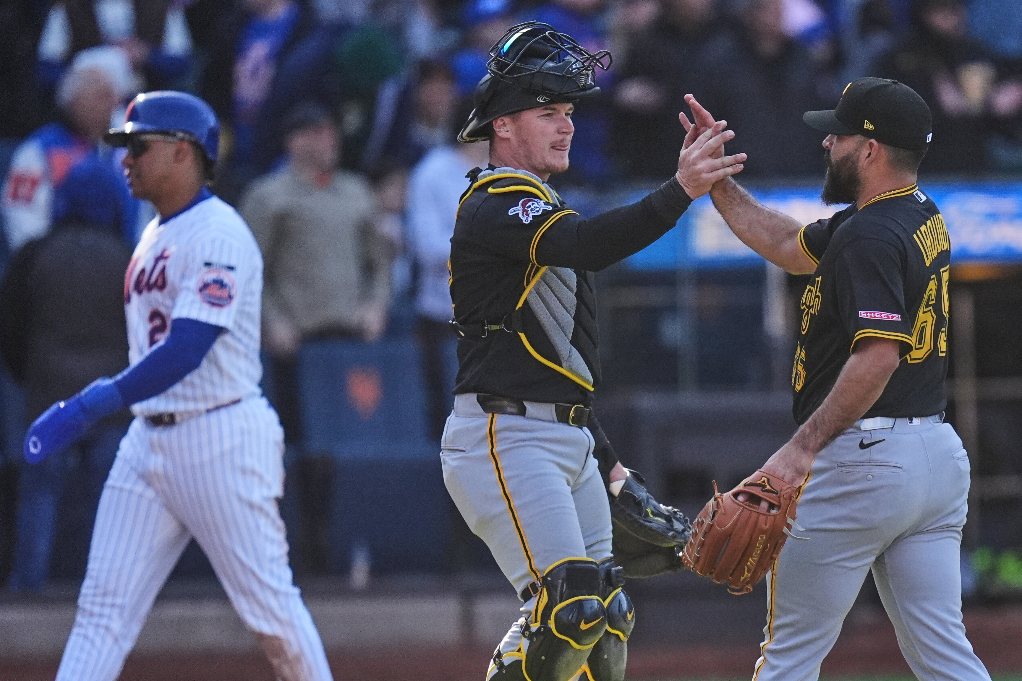 Pirates give Mets first loss of season after extra-inning rally