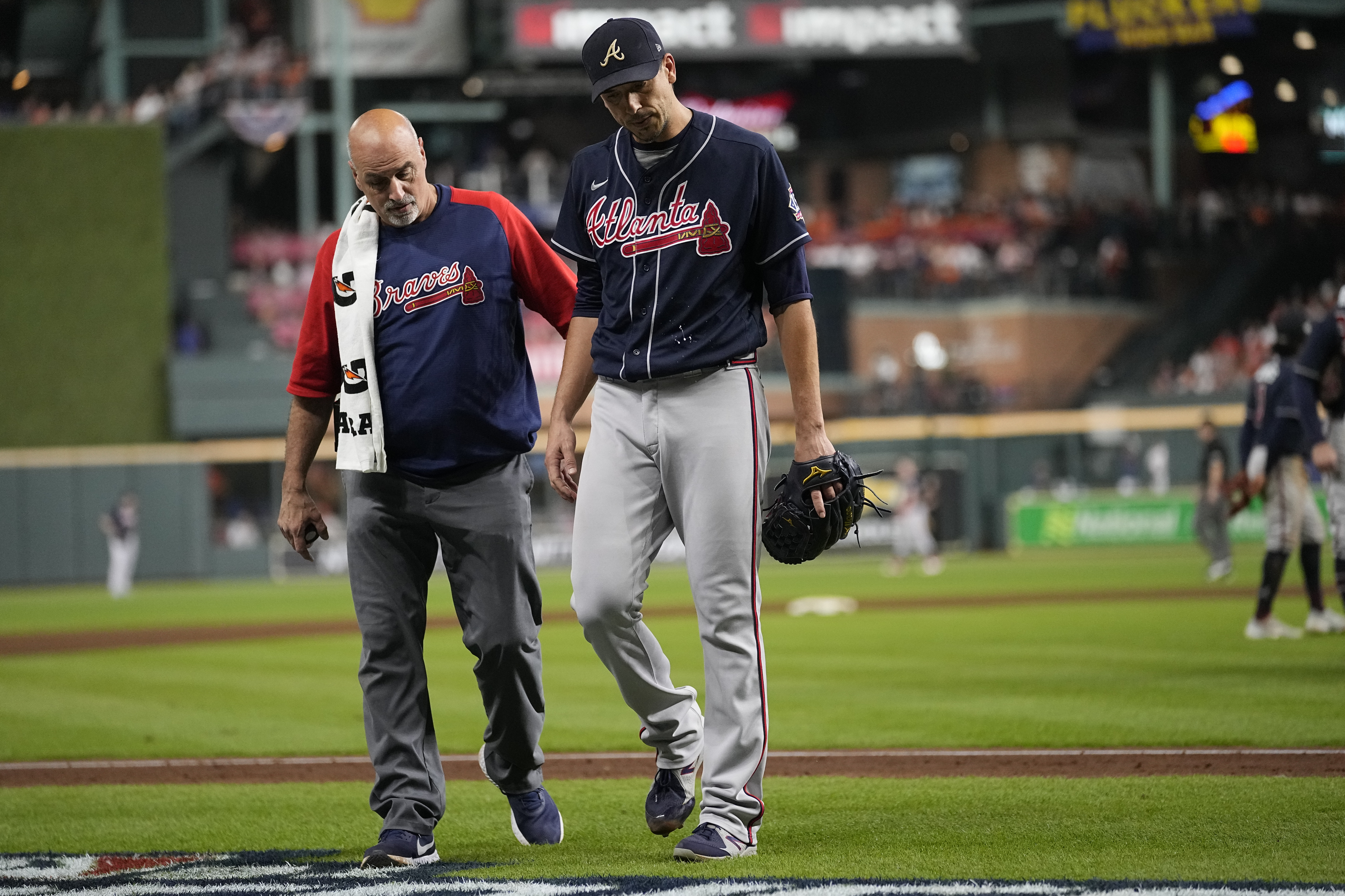 Astros star Alex Bregman suffers leg injury running to first base