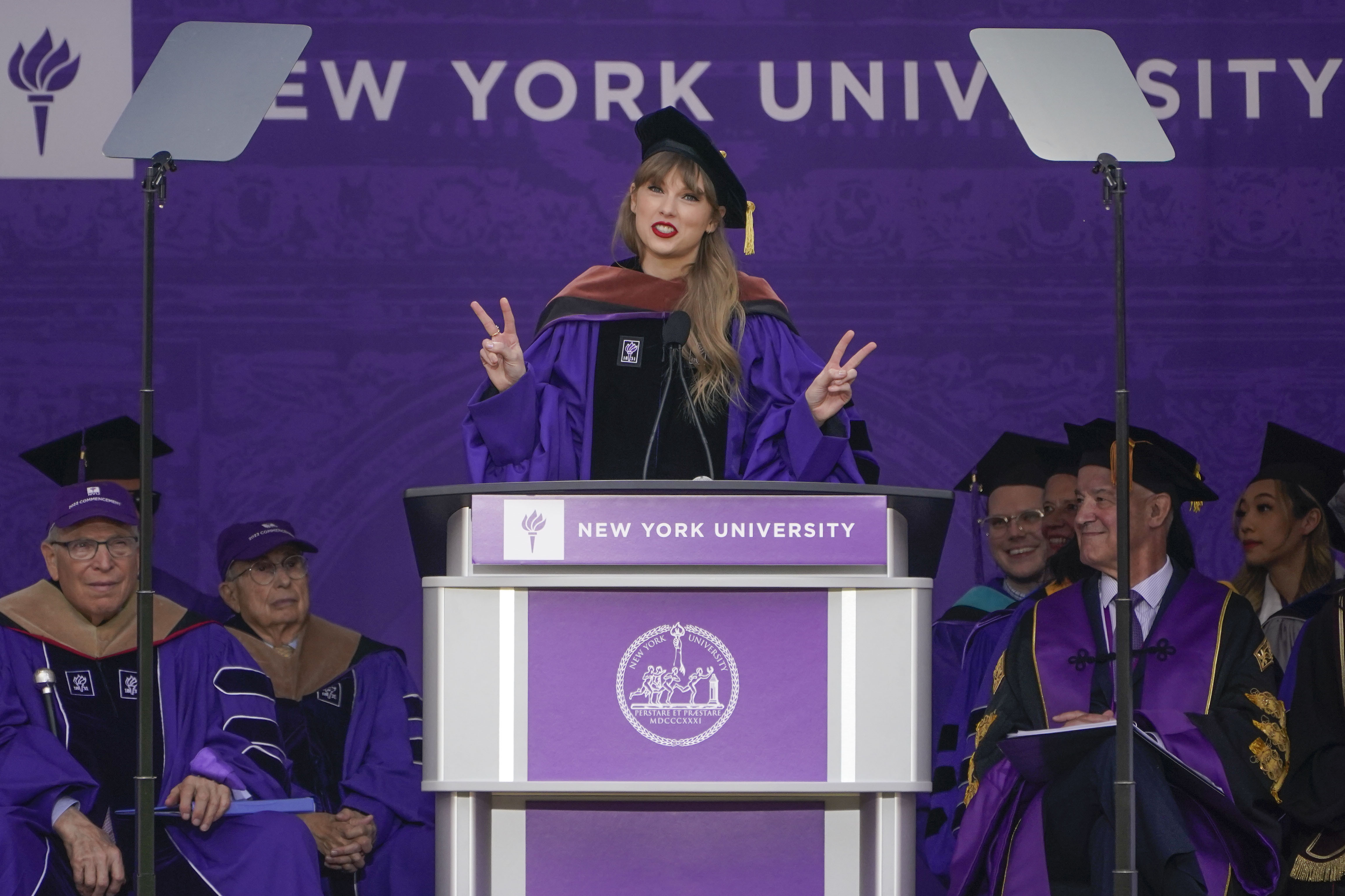 Taylor Swift at New York University's 2022 Graduation Ceremony ...