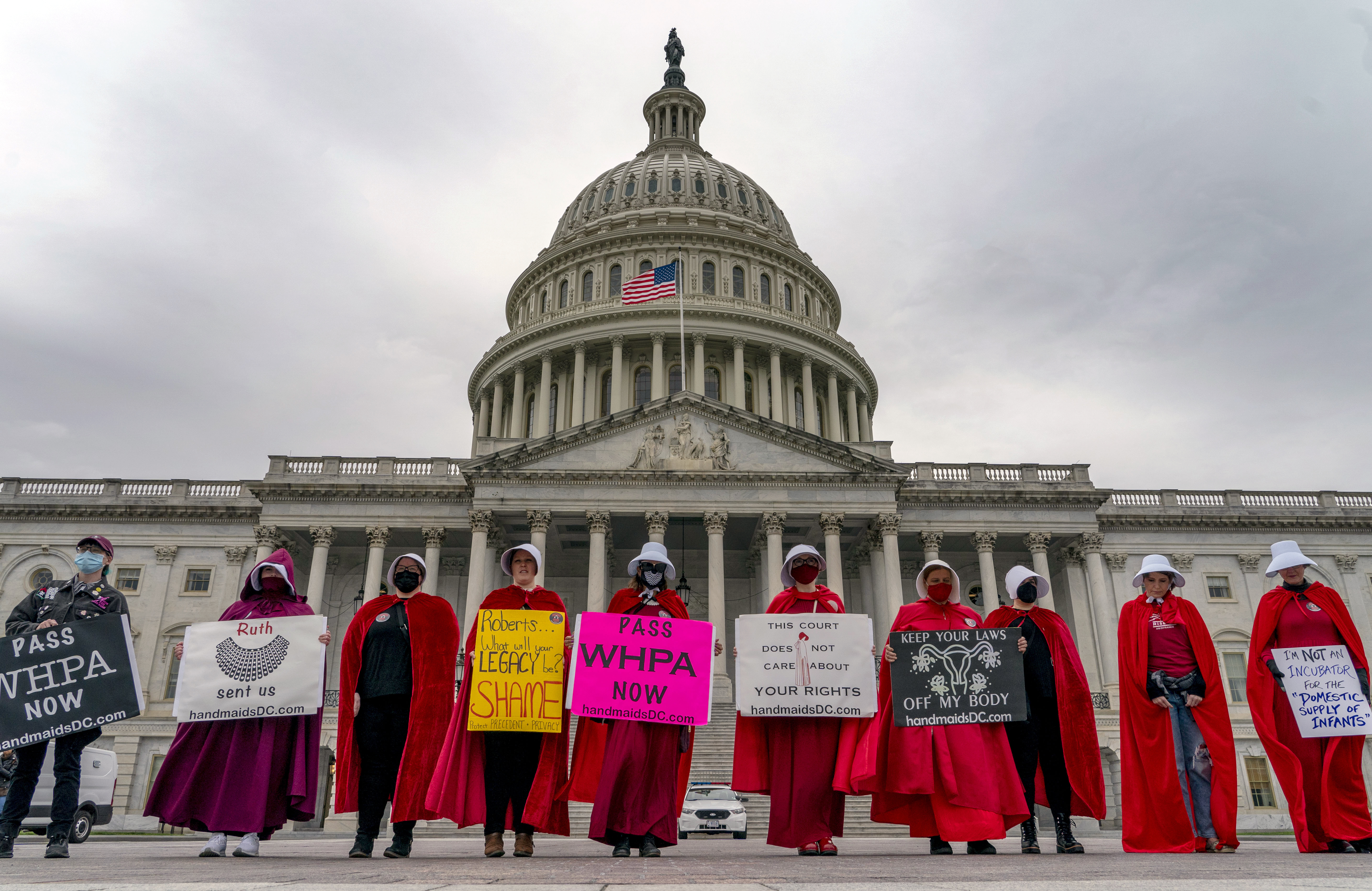 Сша приняли. Против русского языка. День флага США. Роу против Уэйда. День Святого Валентина в США И Великобритании с флагом.