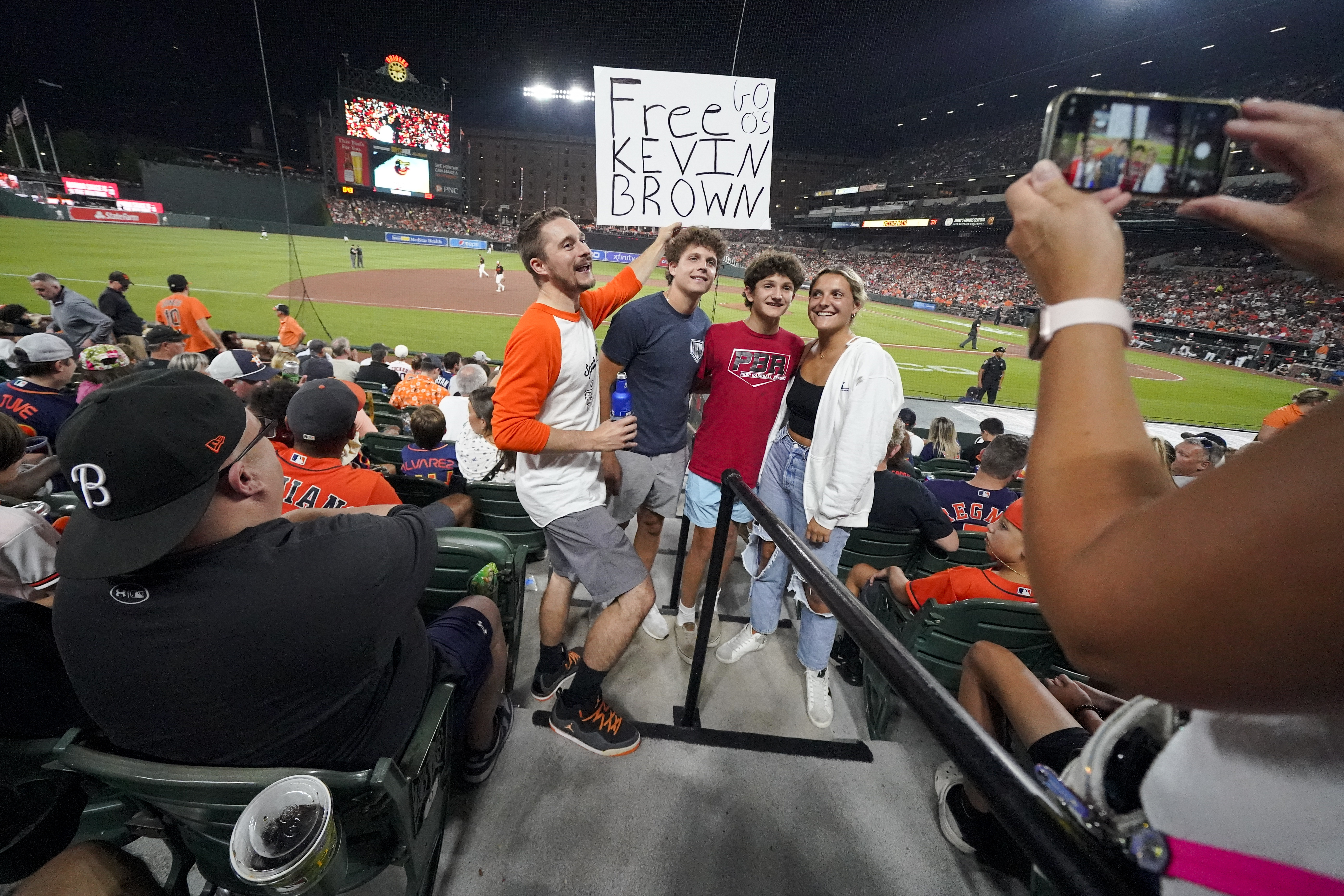 Astros squeak past Phils, claim one game in series