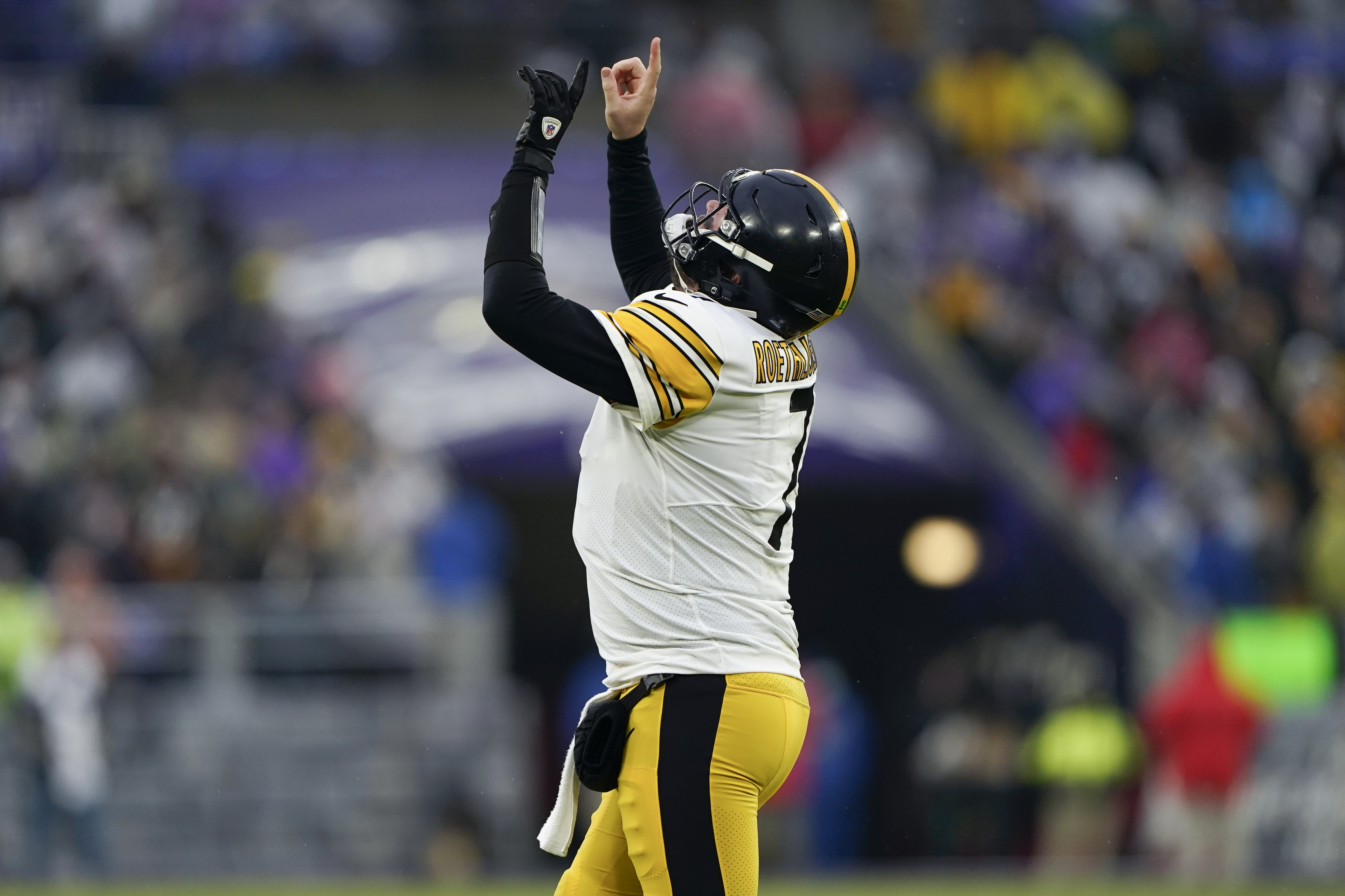 Former Steelers QB Ben Roethlisberger returning to field  as an  assistant youth football coach 