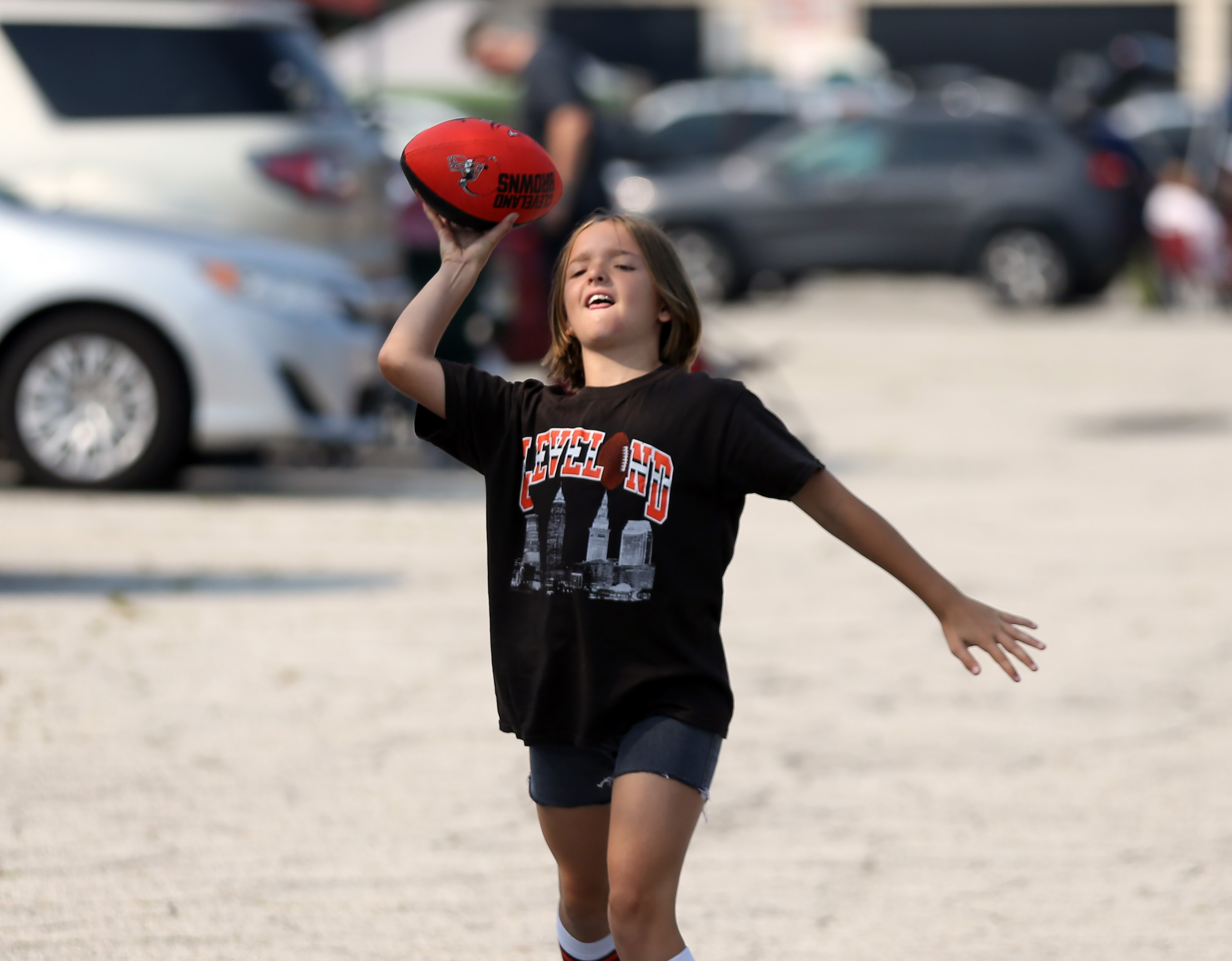 31 Photos of Clevelanders Tailgating Yesterday's Browns Game at the Muni Lot, Cleveland