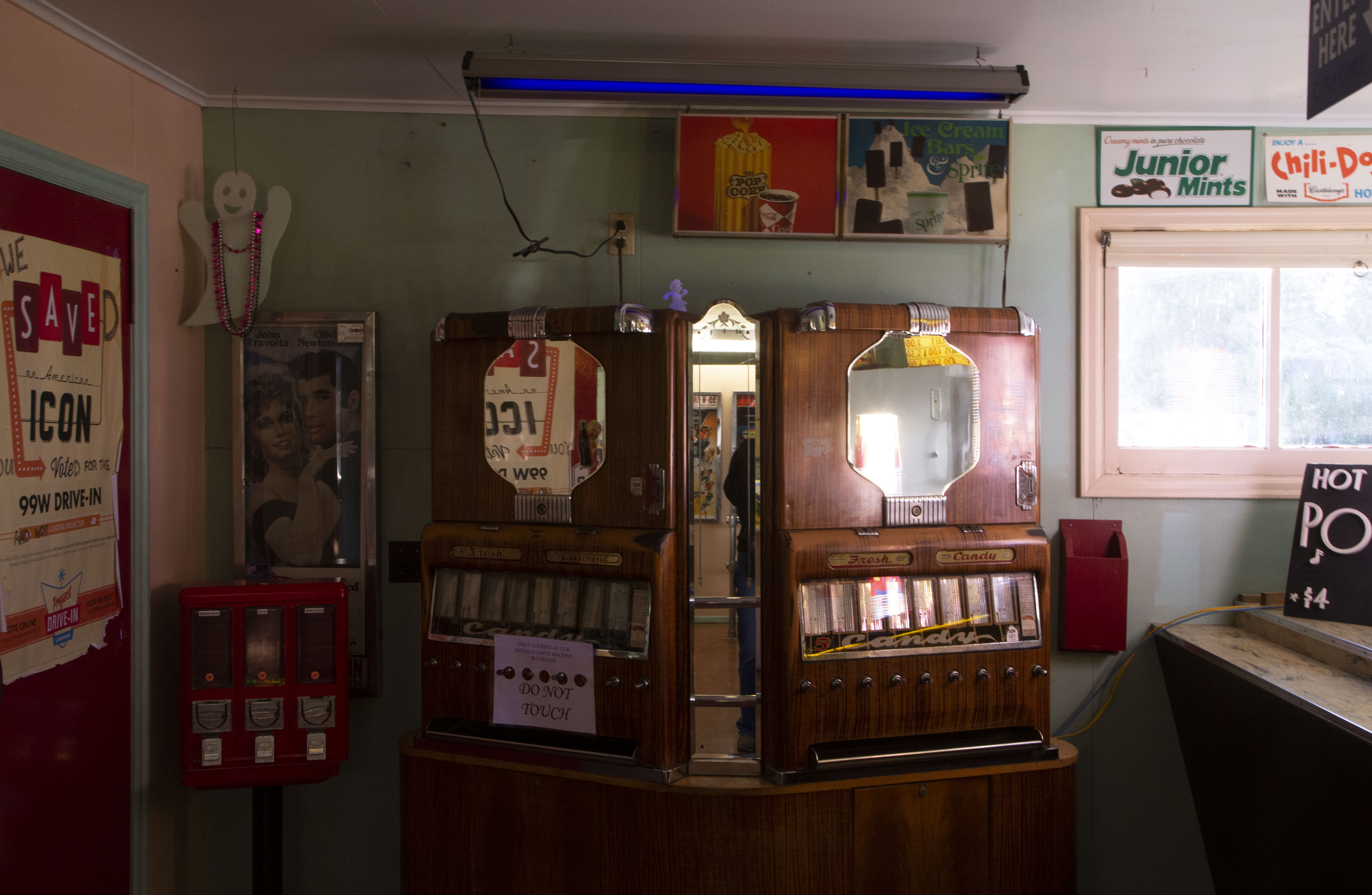 Newberg's 99W Drive-In opens amid coronavirus pandemic - oregonlive.com