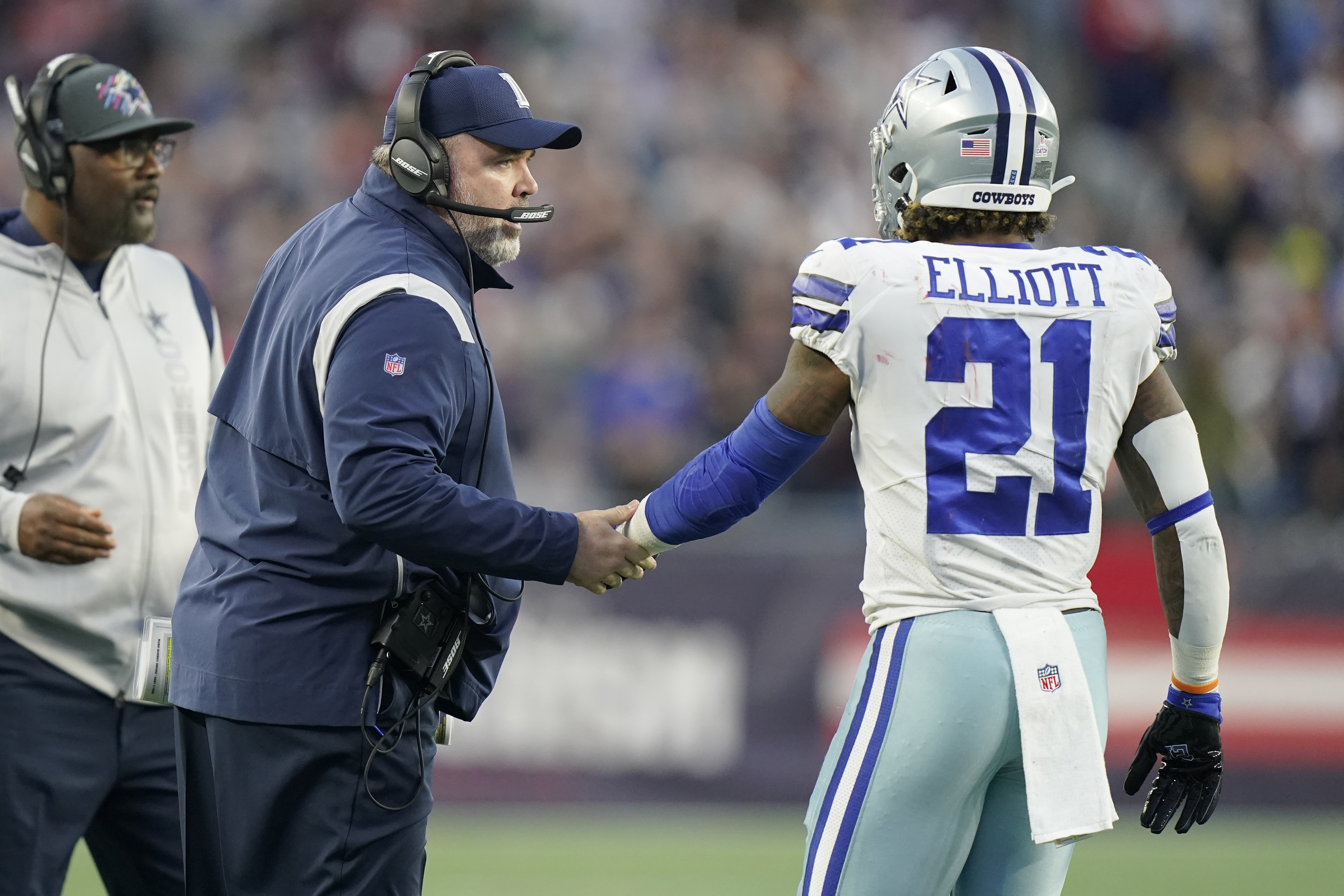 Ex-Cowboys coach explains why Ezekiel Elliott remains unsigned