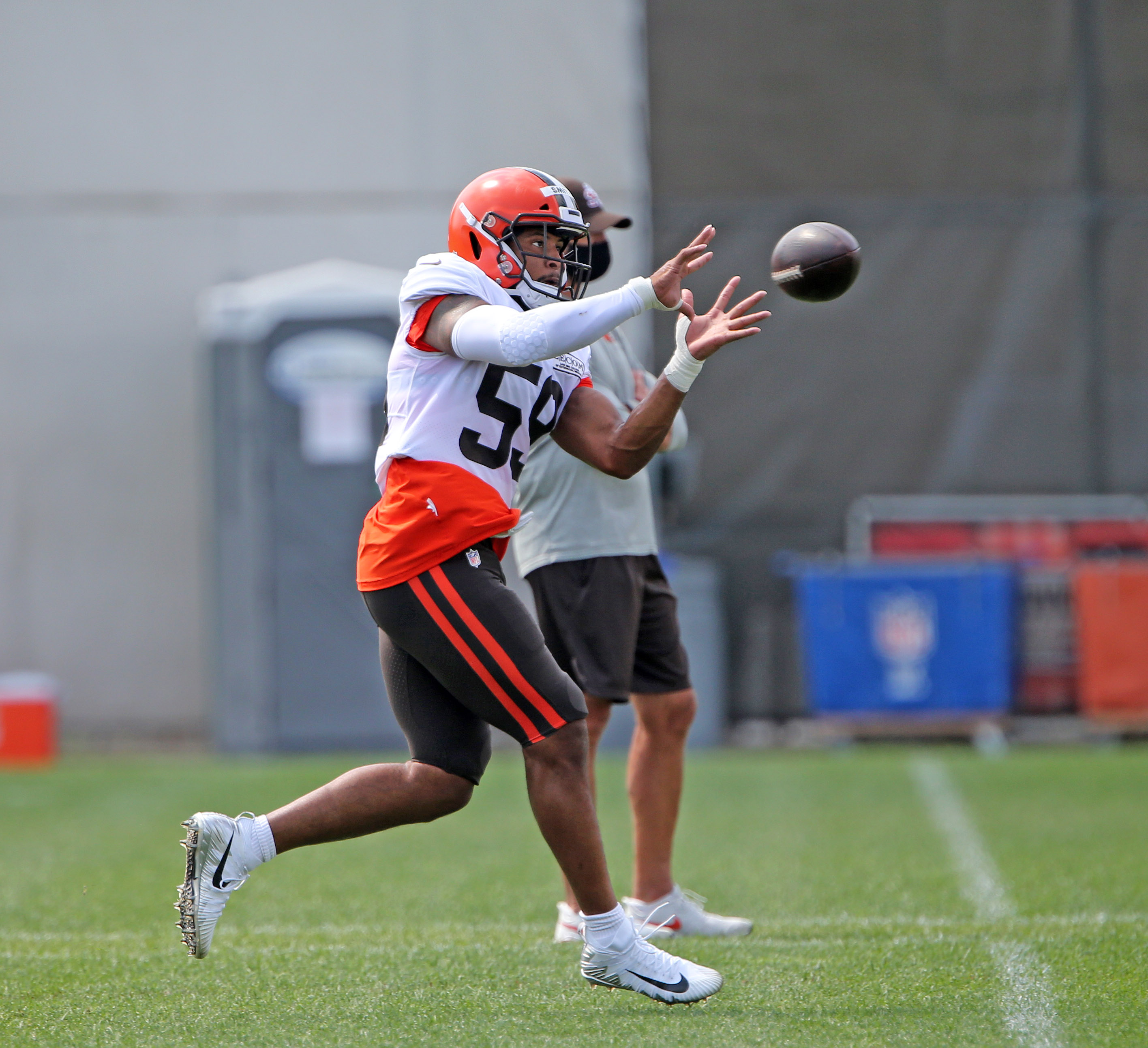 Cleveland Browns outside linebacker Malcolm Smith on the field