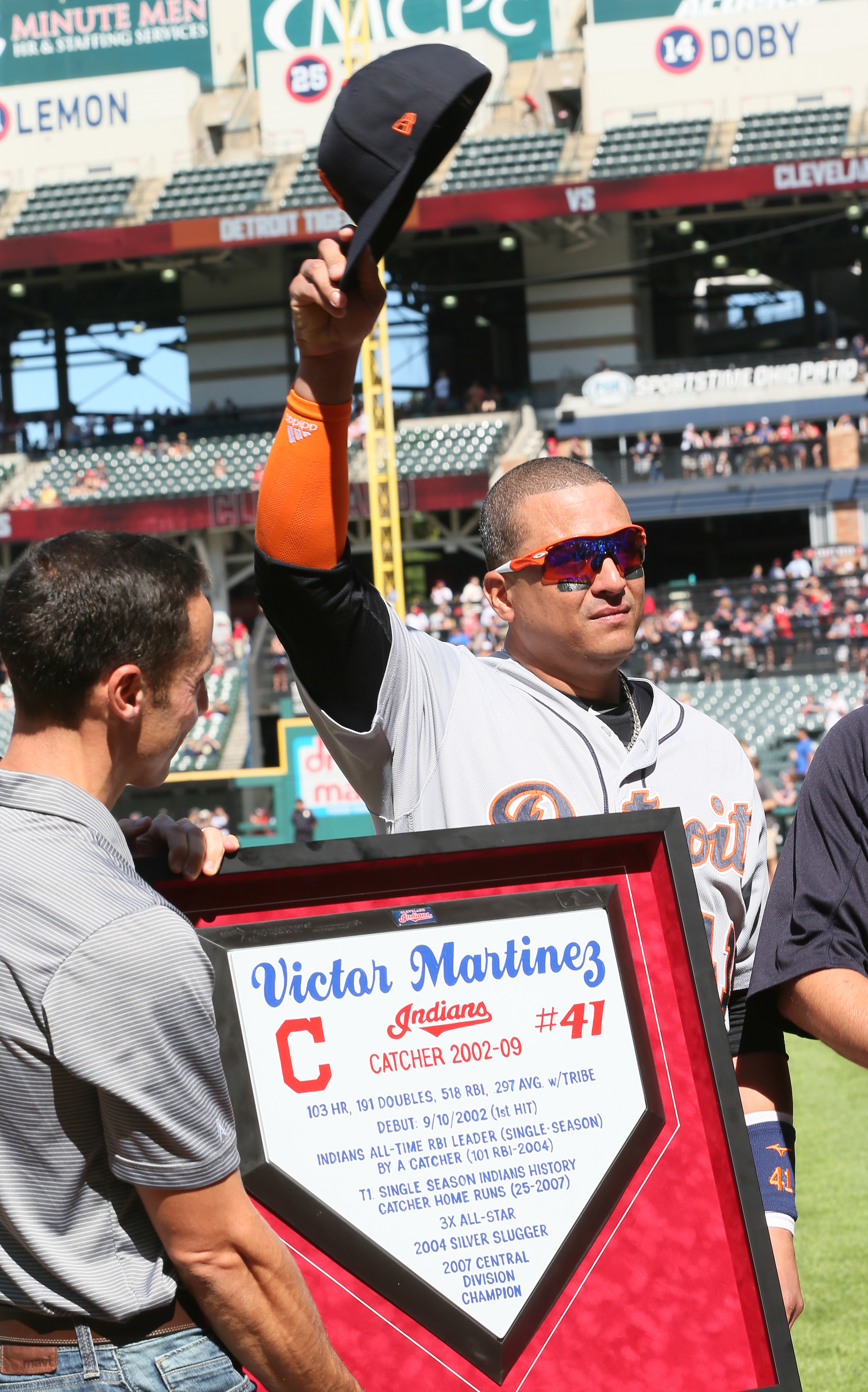 Indians honor Victor Martinez in his last visit to Cleveland as