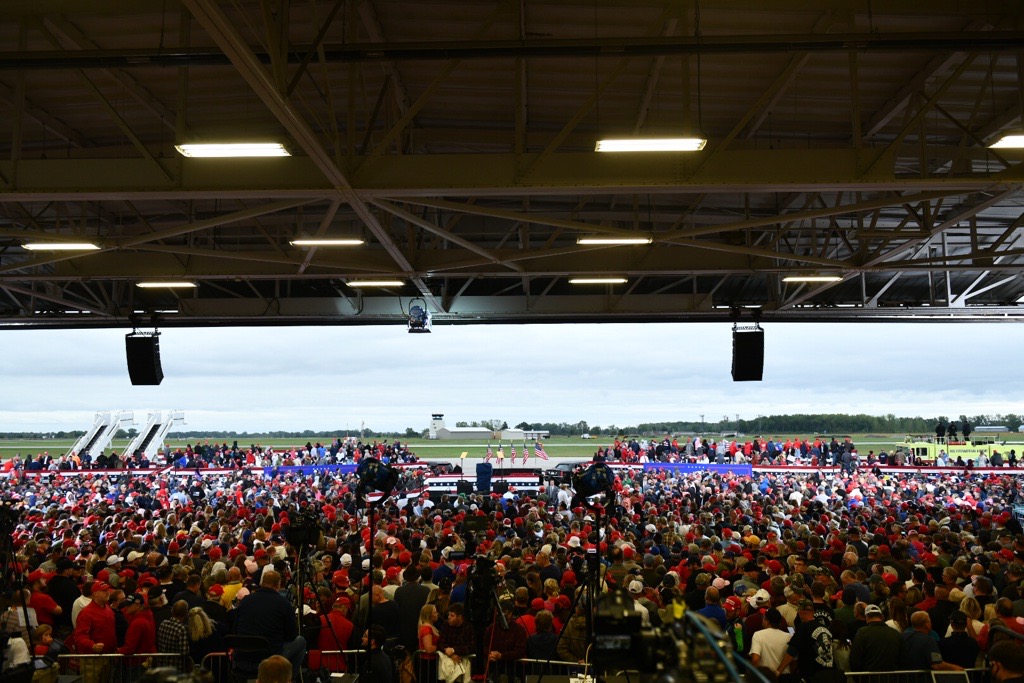 Donald Trump S Michigan Rally Draws Estimated 5 500 Supporters To Crowded Aircraft Hangar Mlive Com