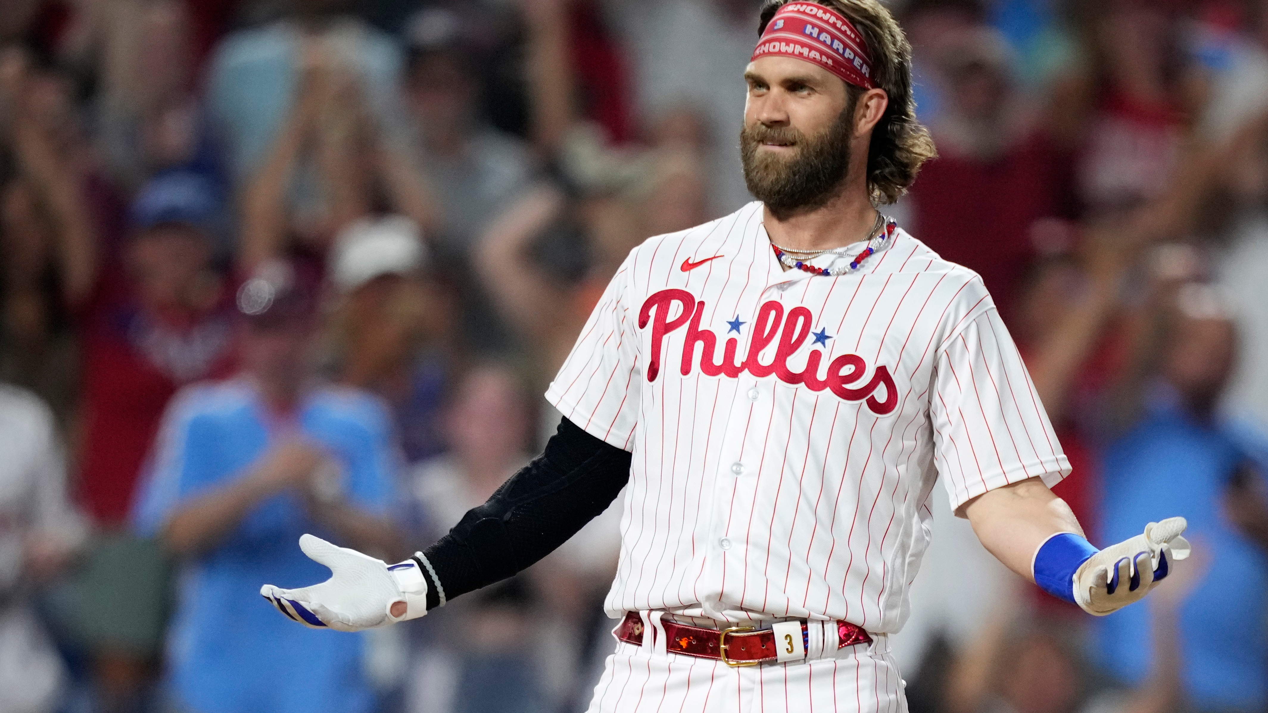 Phillies hammer Giants to open key three-game series 