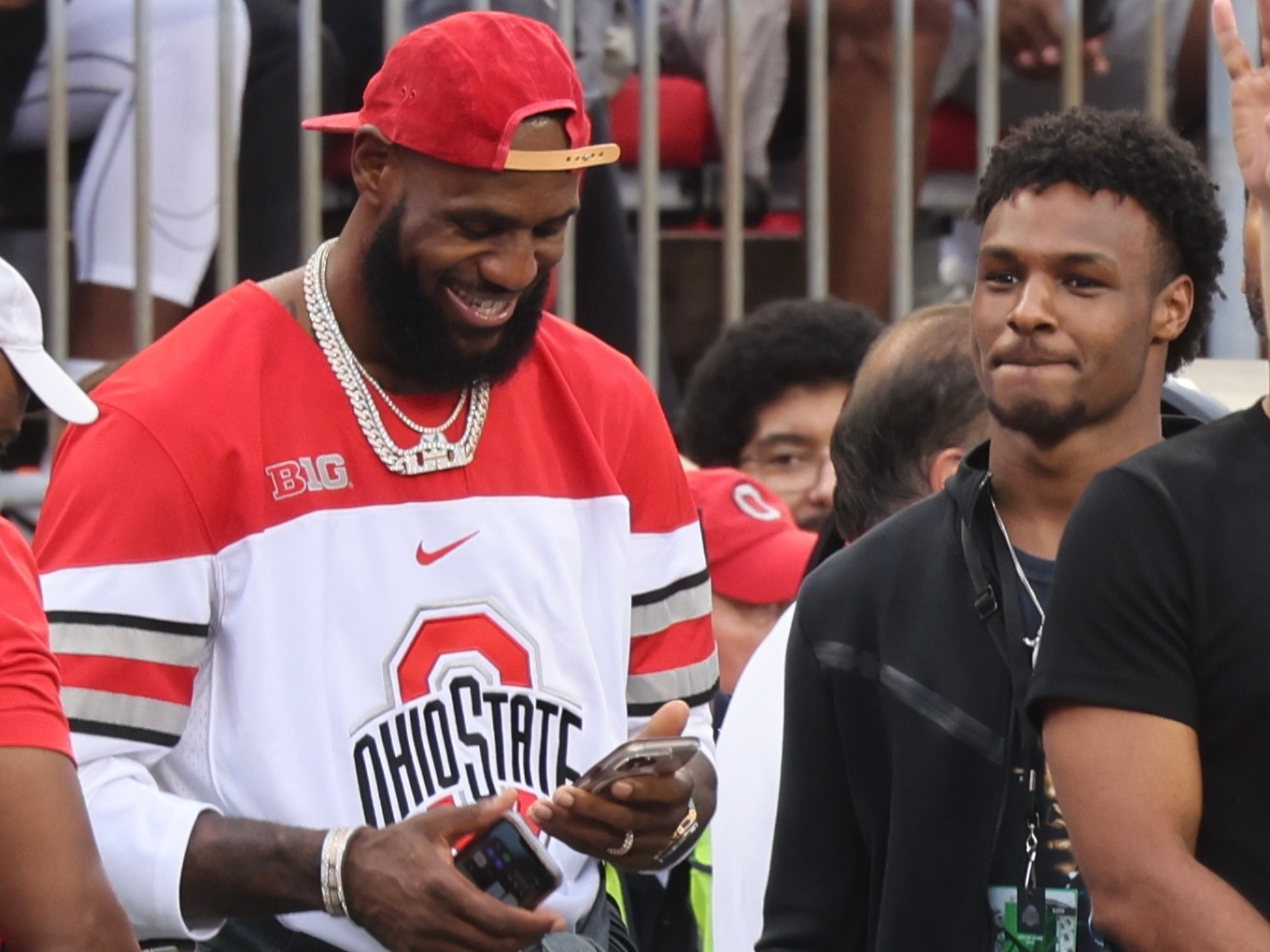 VIDEO: Lakers' LeBron James, son Bronny spotted at Ohio State vs