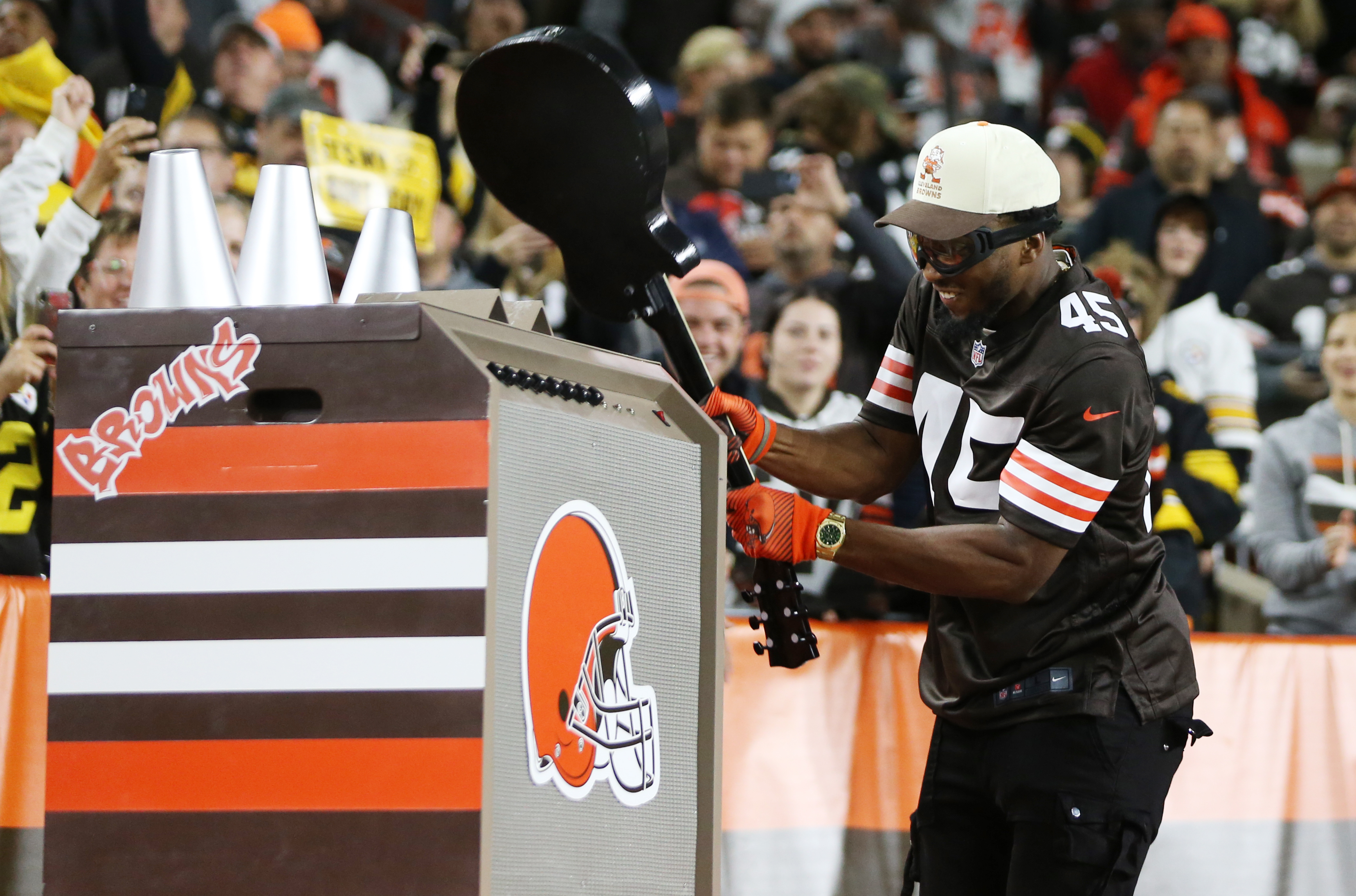 Donovan Mitchell smashes Steelers guitar before Browns game