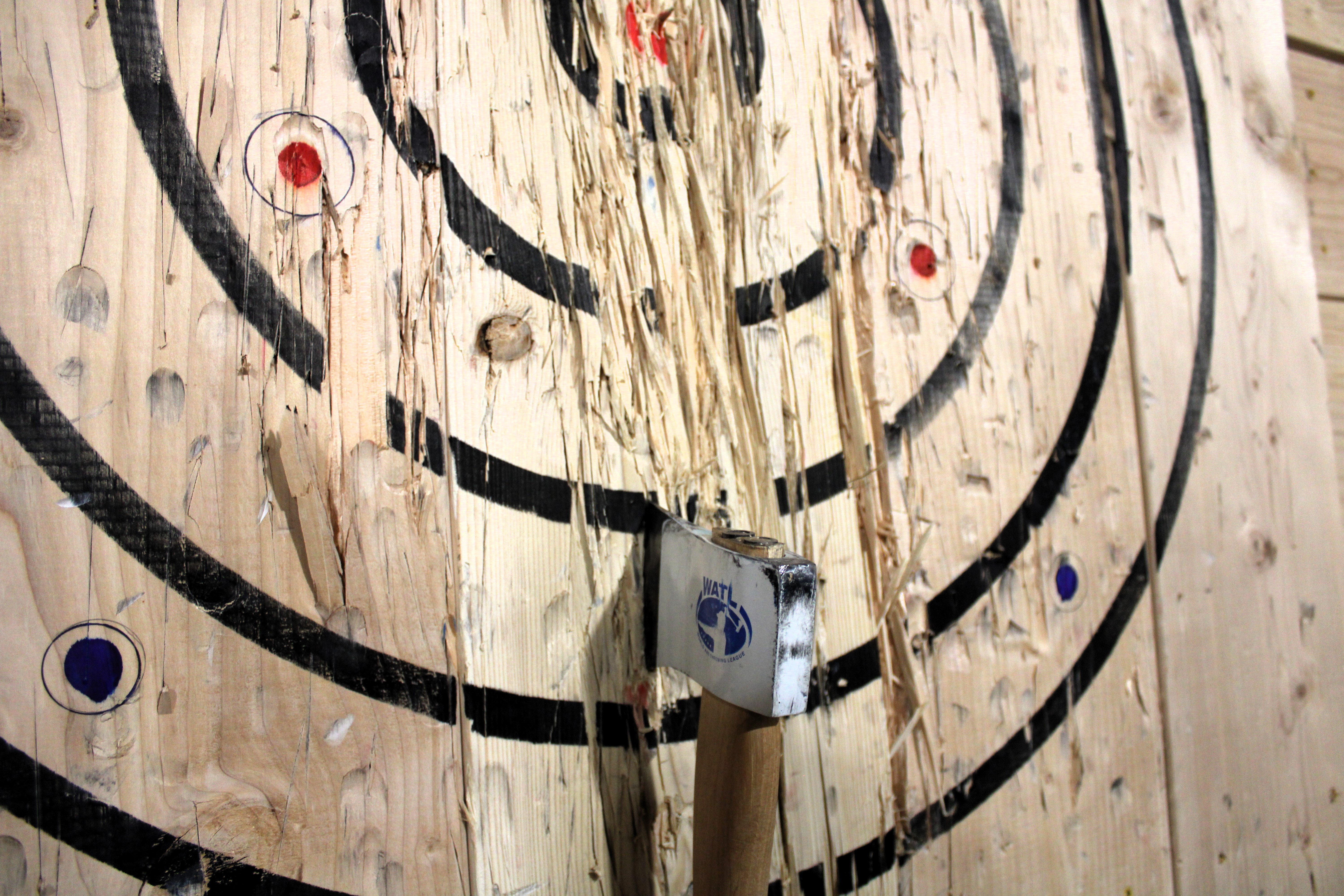 その他 NEIGHBORHOOD - NEIGHBORHOOD NH . ODE / IW-AXE Natural Up North axe throwing venue leans into lumber town history