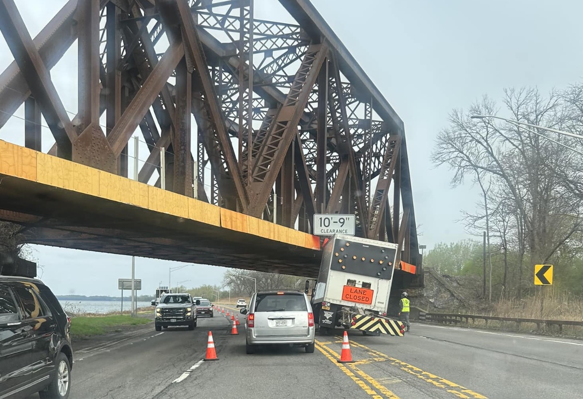 Did a state DOT truck crew hit the Onondaga Lake Parkway bridge