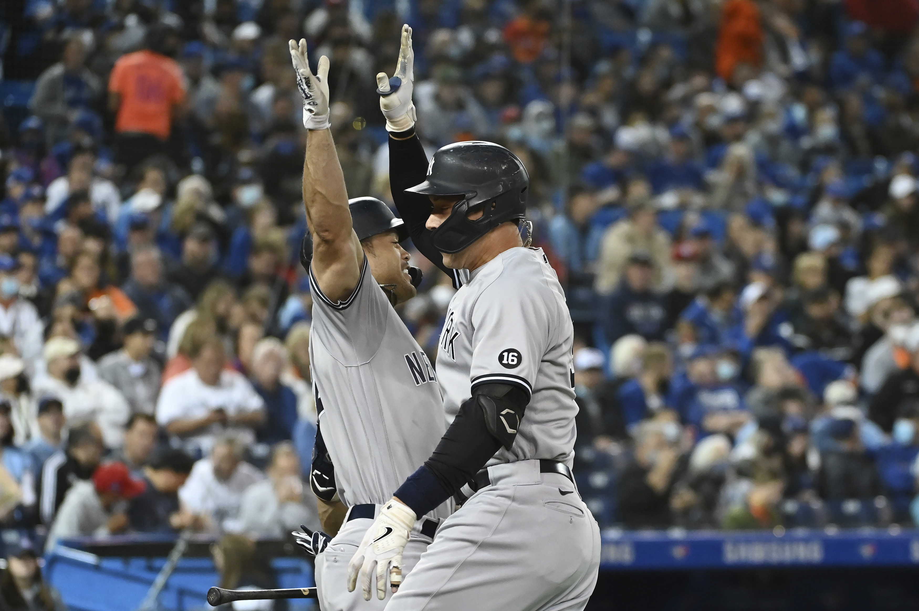 Aaron Judge powers Yankees past Blue Jays for key win in playoff race
