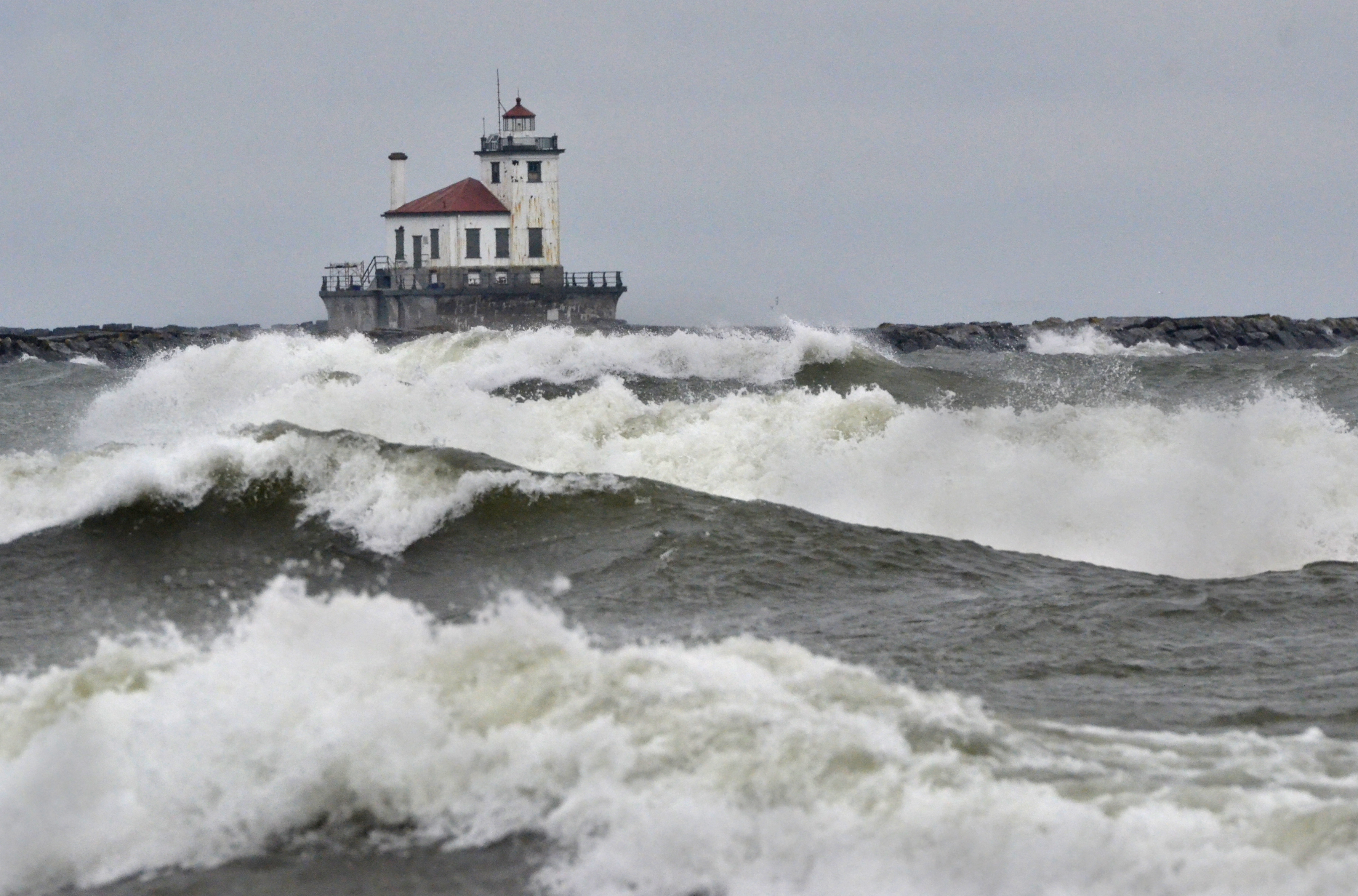 High winds, waves prompt lakeshore flood watch along Lake Ontario -  syracuse.com, image size:3564x2352