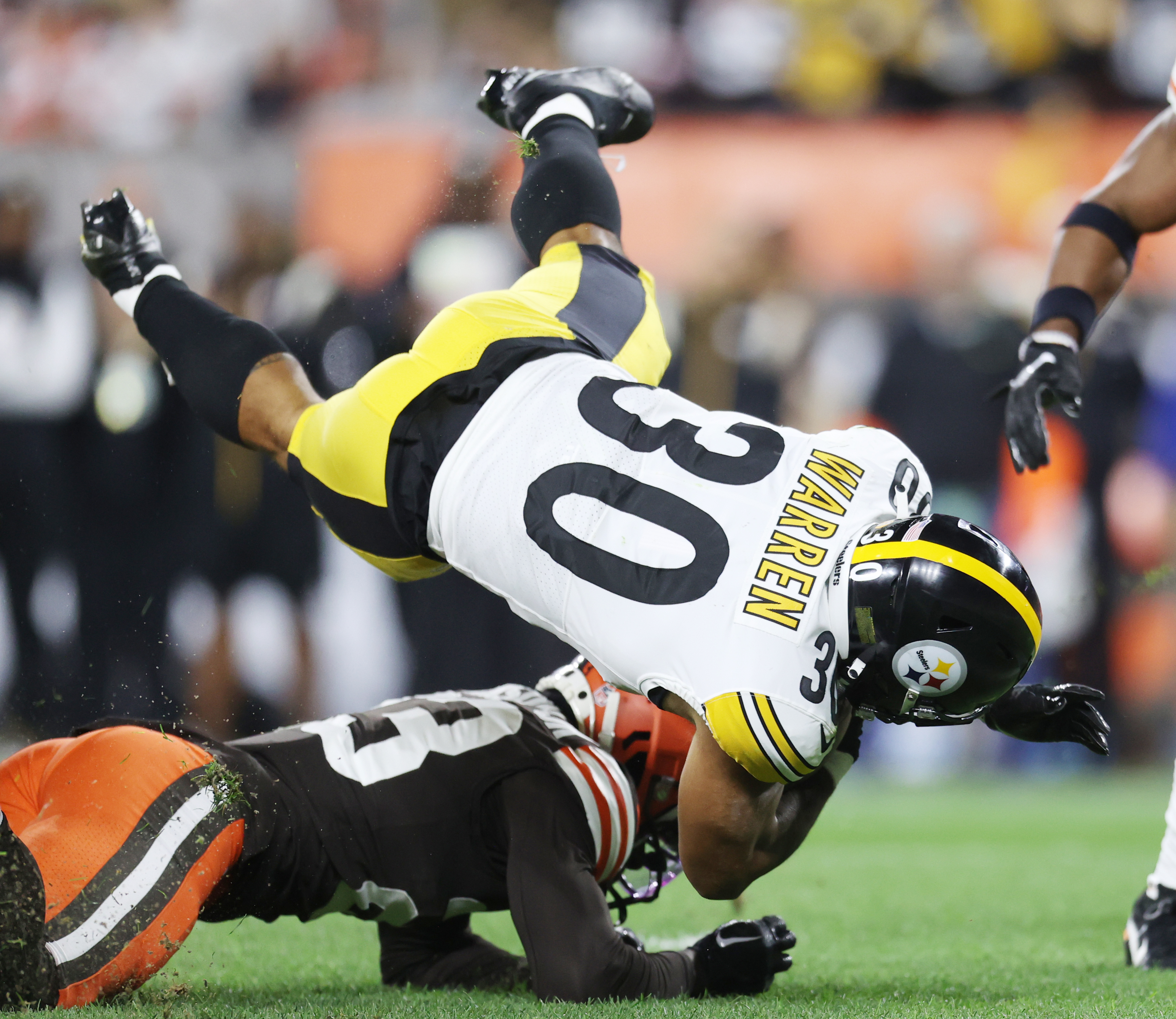 Pittsburgh Steelers running back Jaylen Warren (30) gets past New