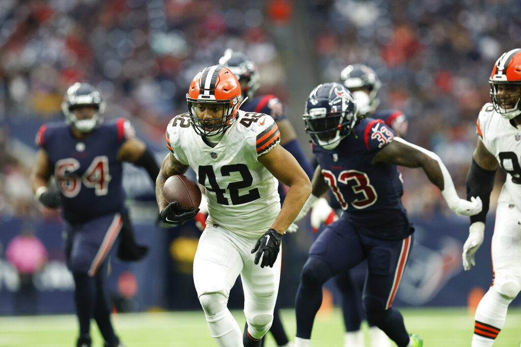 Cleveland Browns linebacker Tony Fields II (42) and cornerback