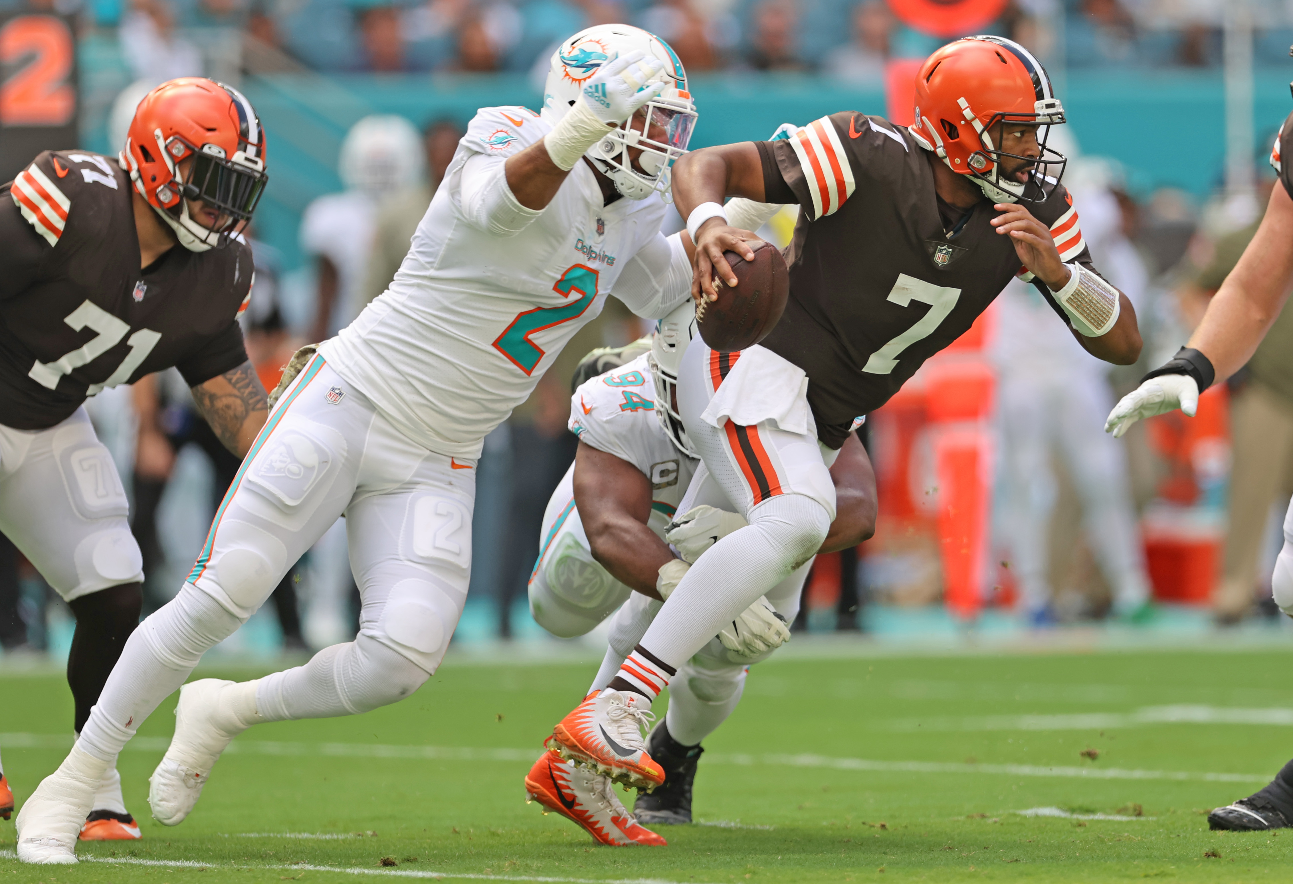 Miami Dolphins and Cleveland Browns players pose for photos after an NFL  football game, Sunday, Nov. 13, 2022, in Miami Gardens, Fla. (AP  Photo/Lynne Sladky Stock Photo - Alamy