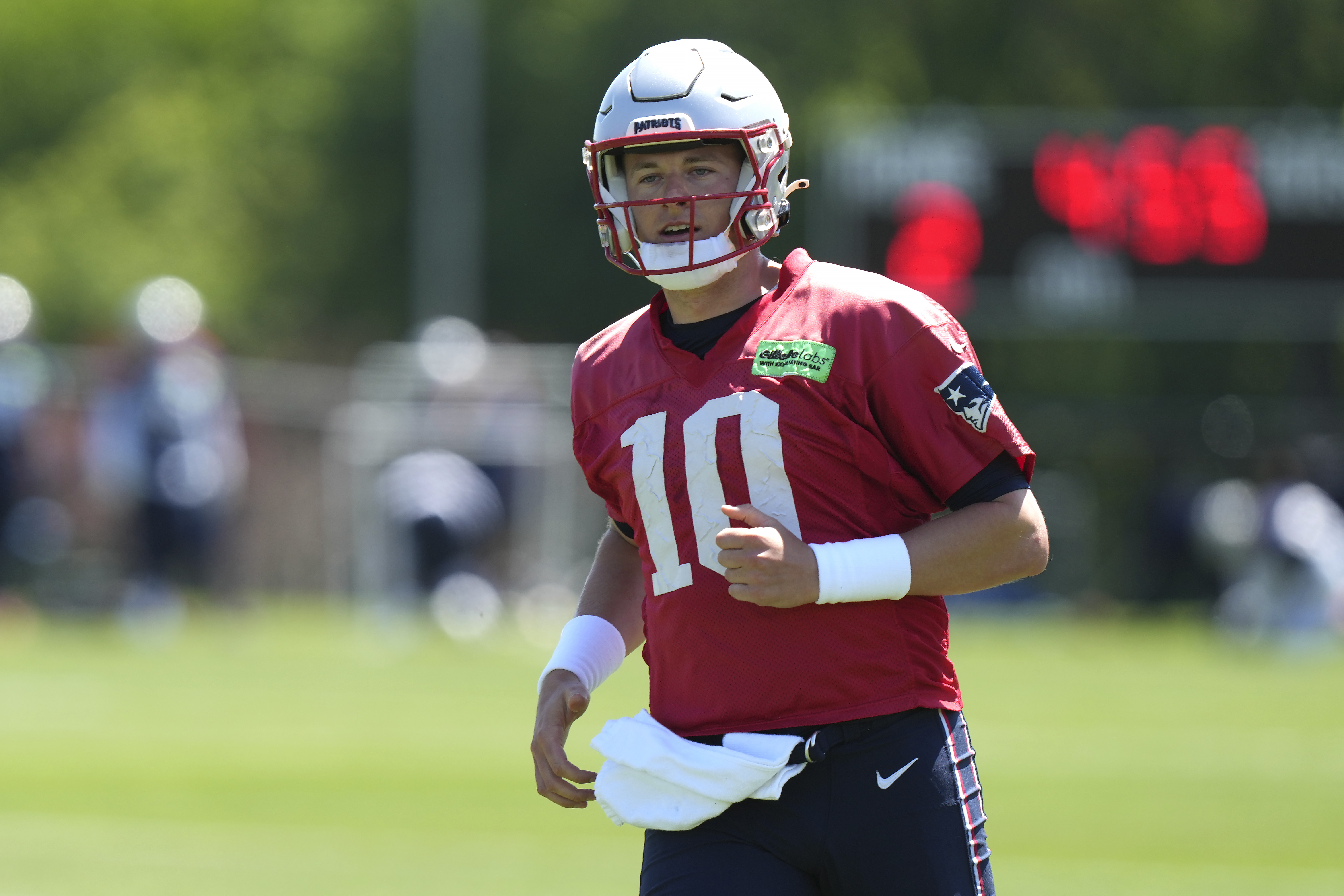 Patriots' Bill Belichick suggests Mac Jones, Bailey Zappe will compete for  starting QB job in 2023 