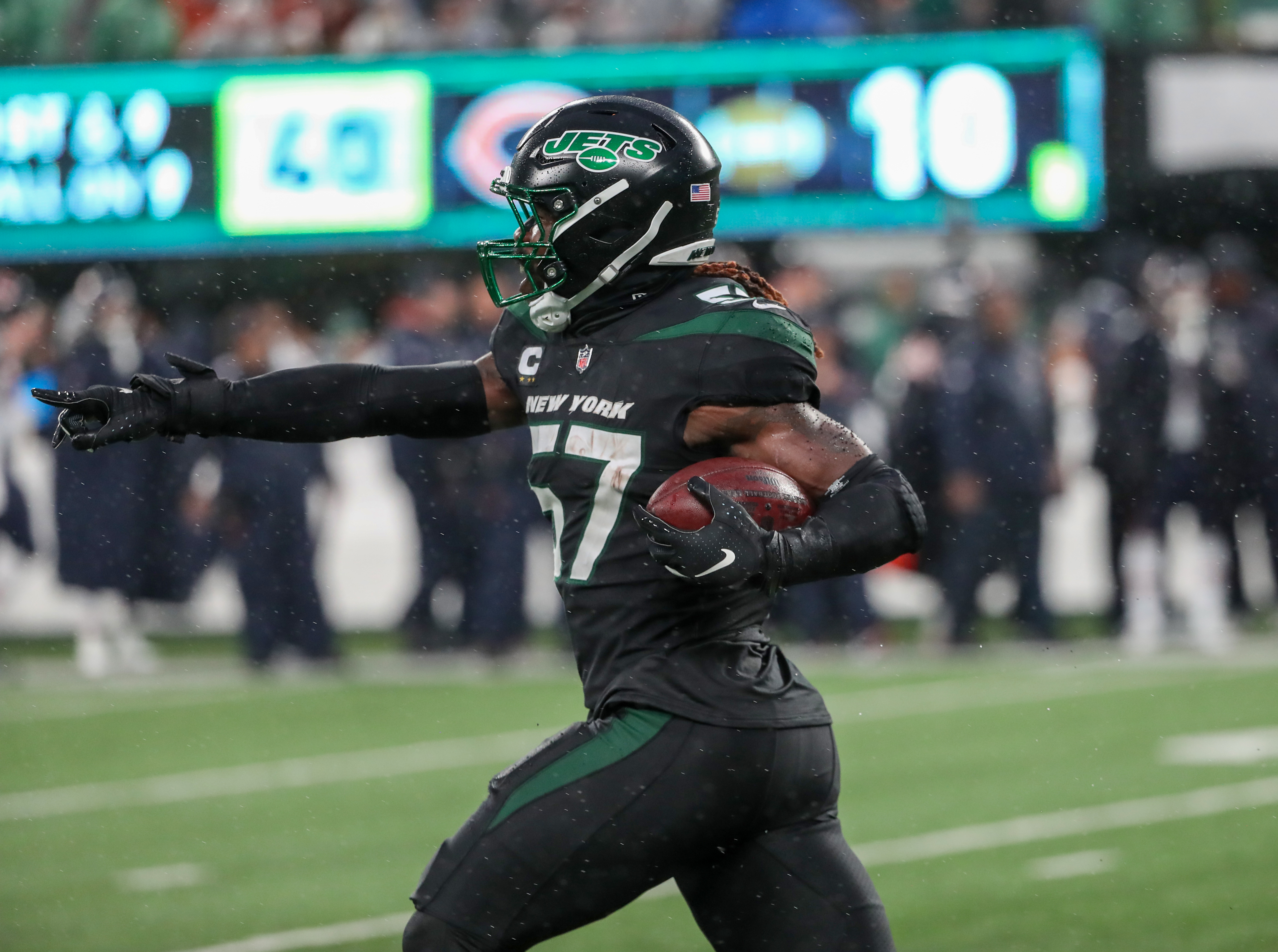 Chicago Bears wide receiver Chase Claypool (10) reacts against the New York  Jets during an NFL football game Sunday, Nov. 27, 2022, in East Rutherford,  N.J. (AP Photo/Adam Hunger Stock Photo - Alamy