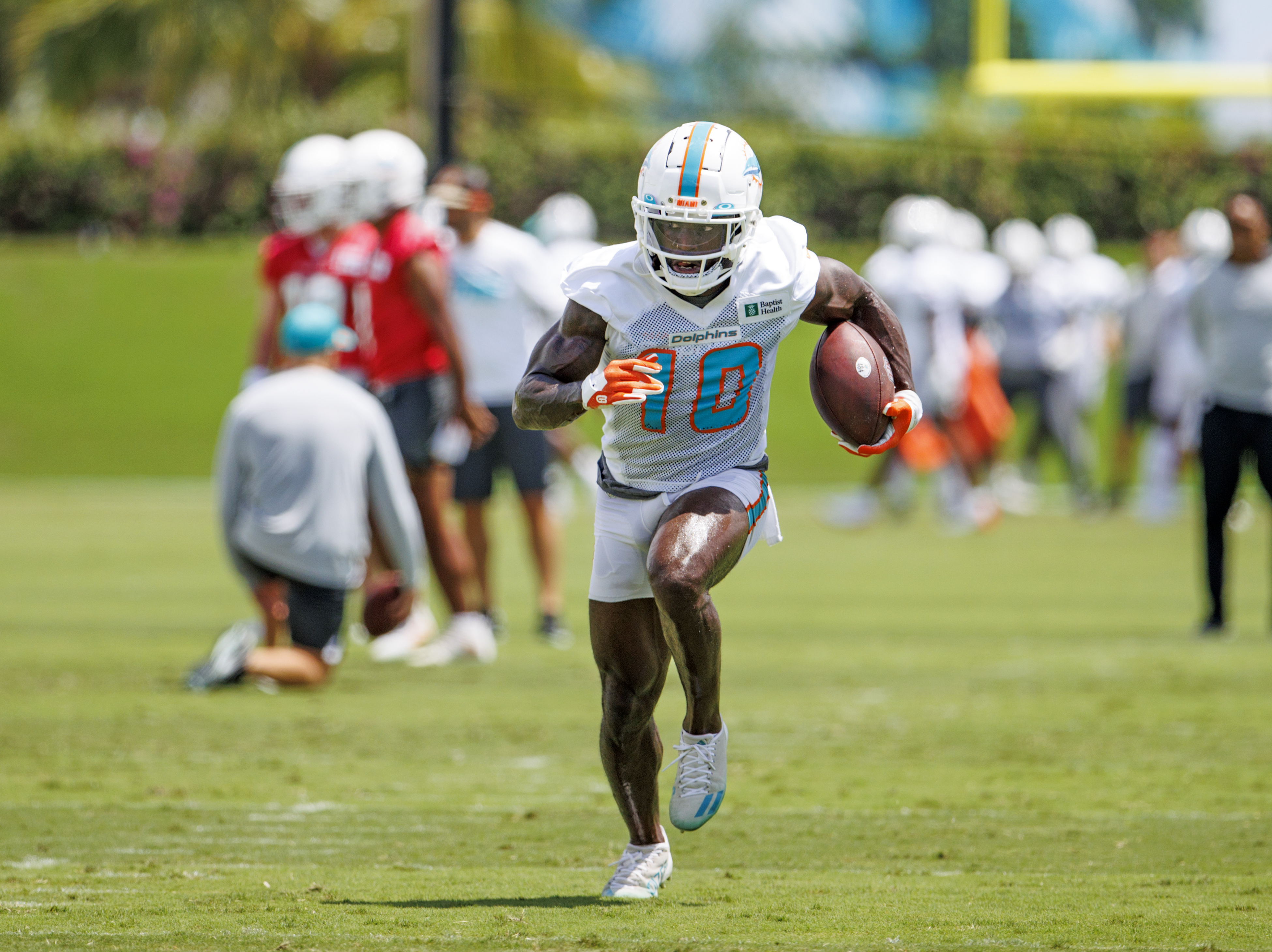 Miami. FL USA; Miami Dolphins wide receiver Tyreek Hill (10) makes