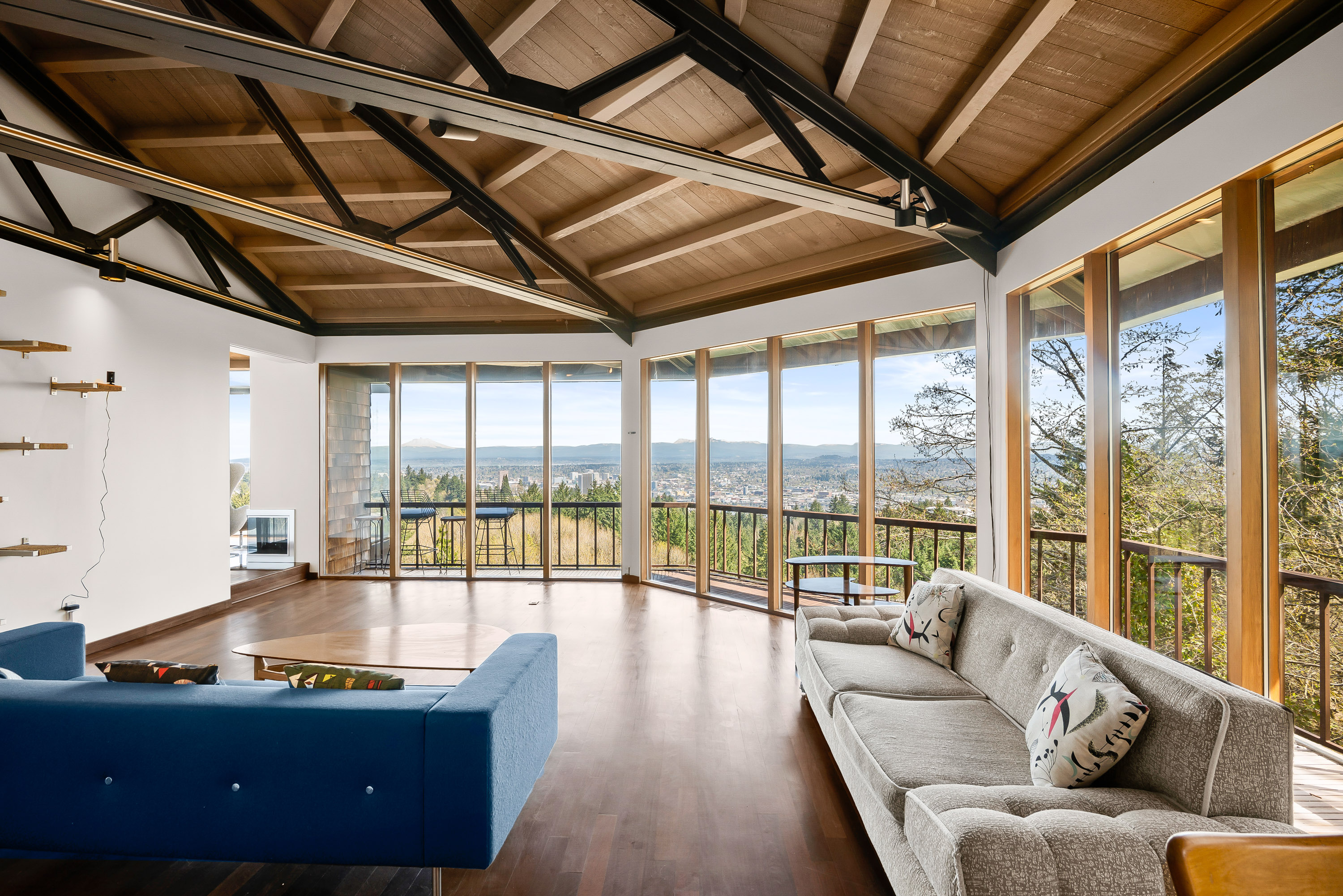 Saul Zaik's famous SW Portland house atop a ship's mast