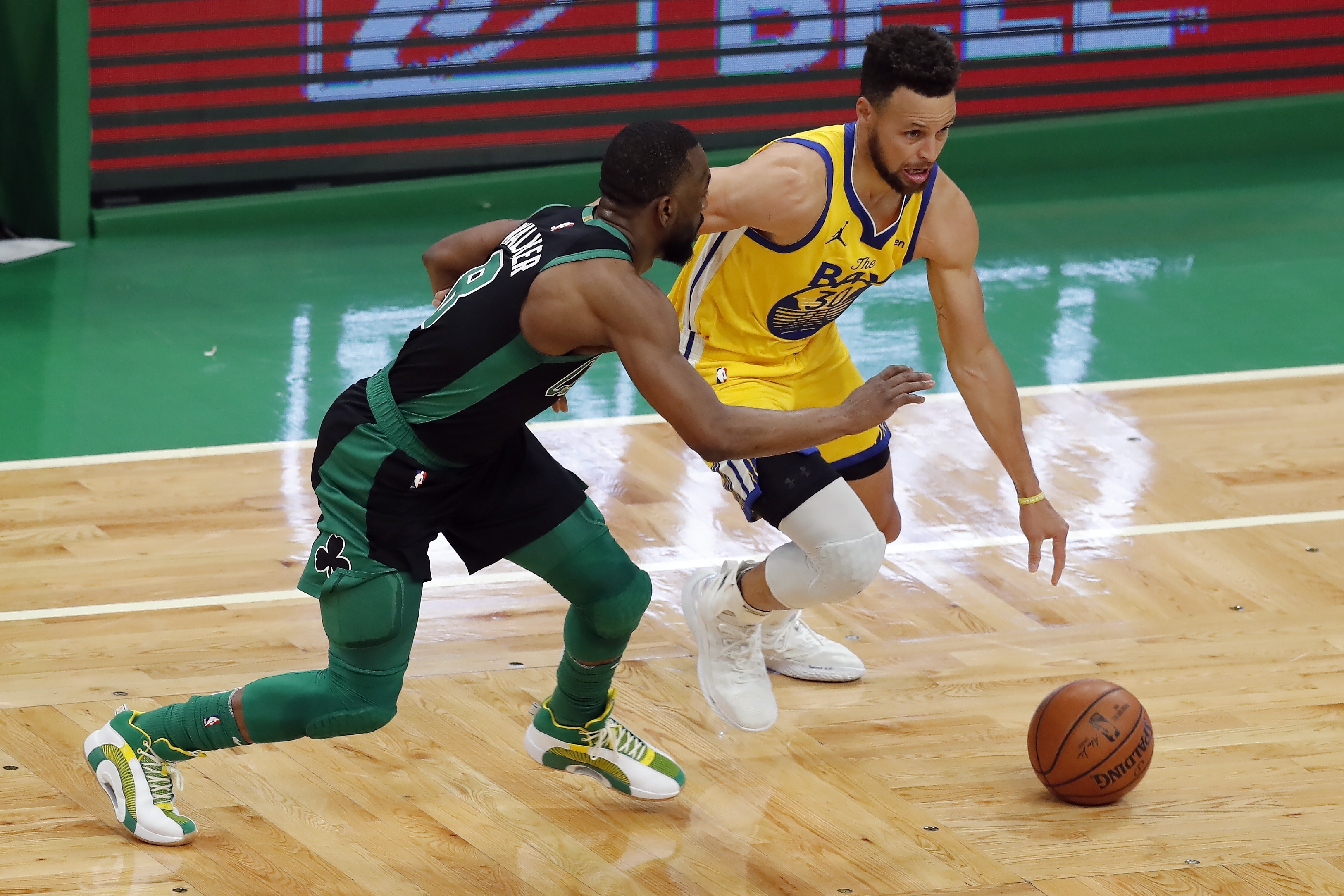 Steph Curry: Really?! Strips Tatum and sinks buzzer-beating half