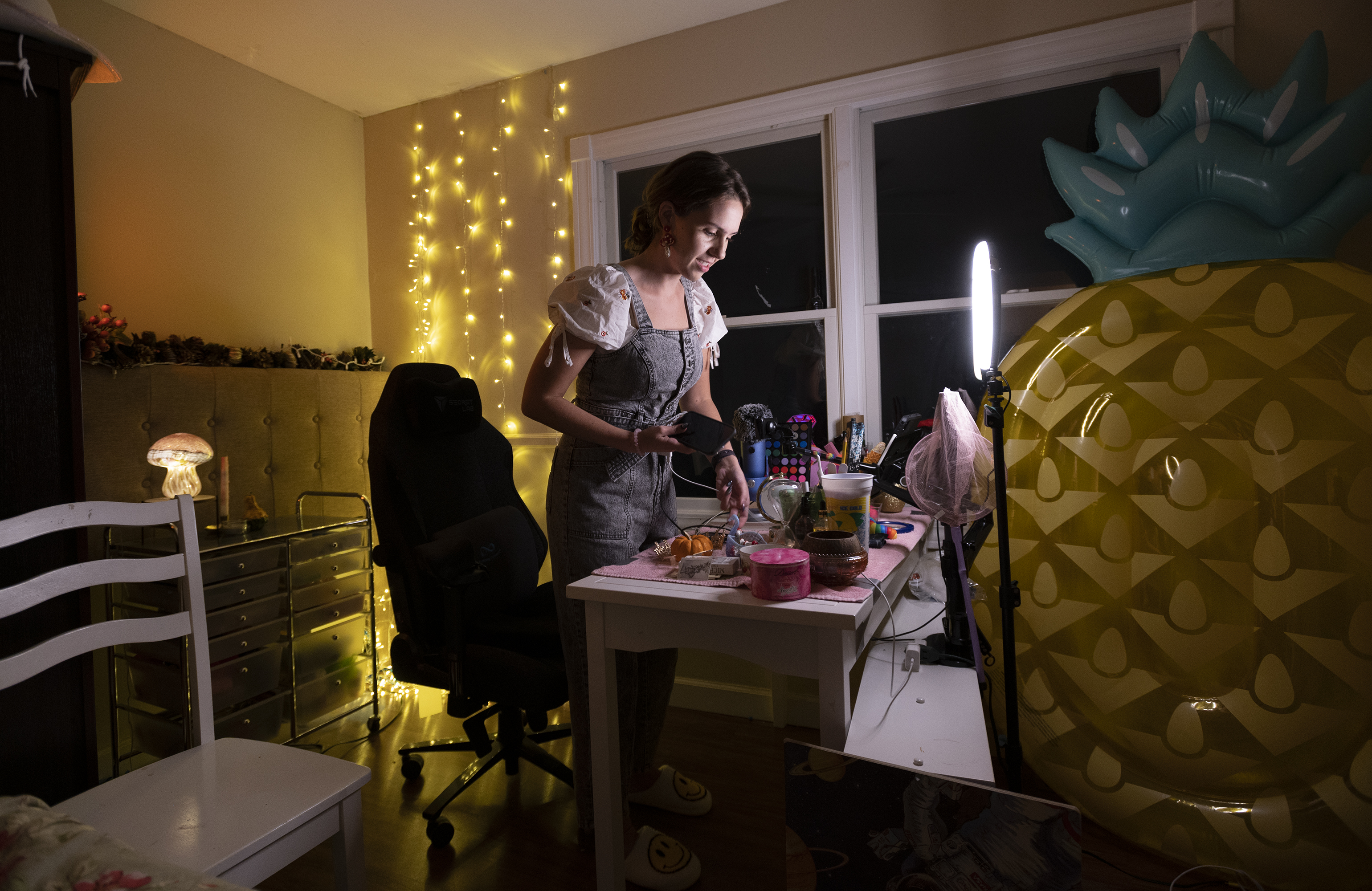 With whispers, makeup brushes and a coconut, Michigan TikTok star lulls  viewers to sleep - mlive.com