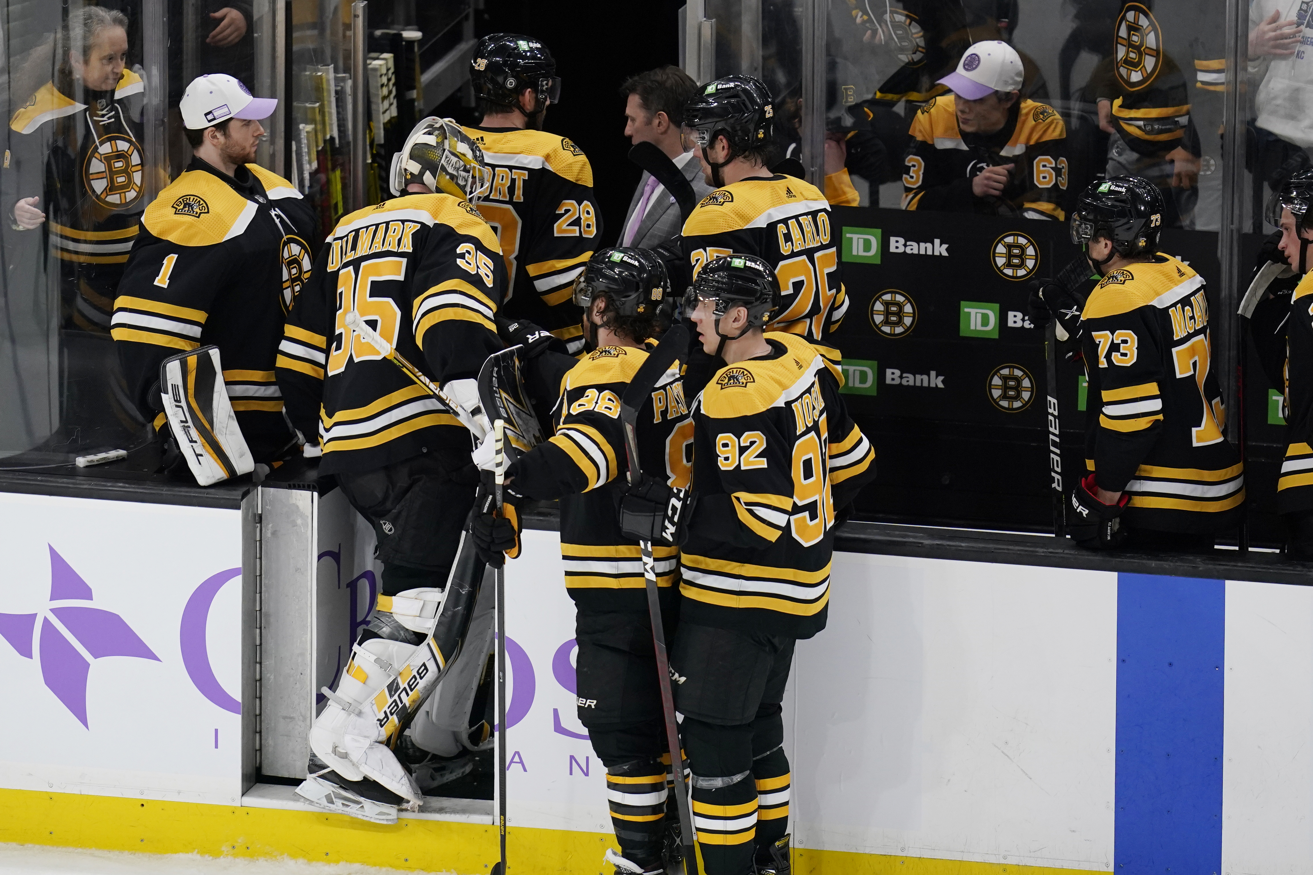 Bruins' Ulllmark cleared to play after sustaining injury Friday
