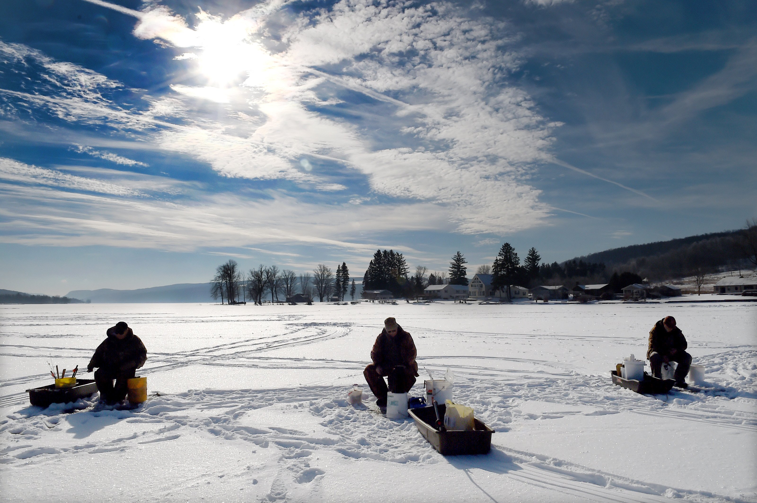 Ice fishing. Рыбак в далеке. Рыбалка Ивдели зимняя. Рыбалка на Кавголовском озере зимой. Кавголовское озеро рыбалка.