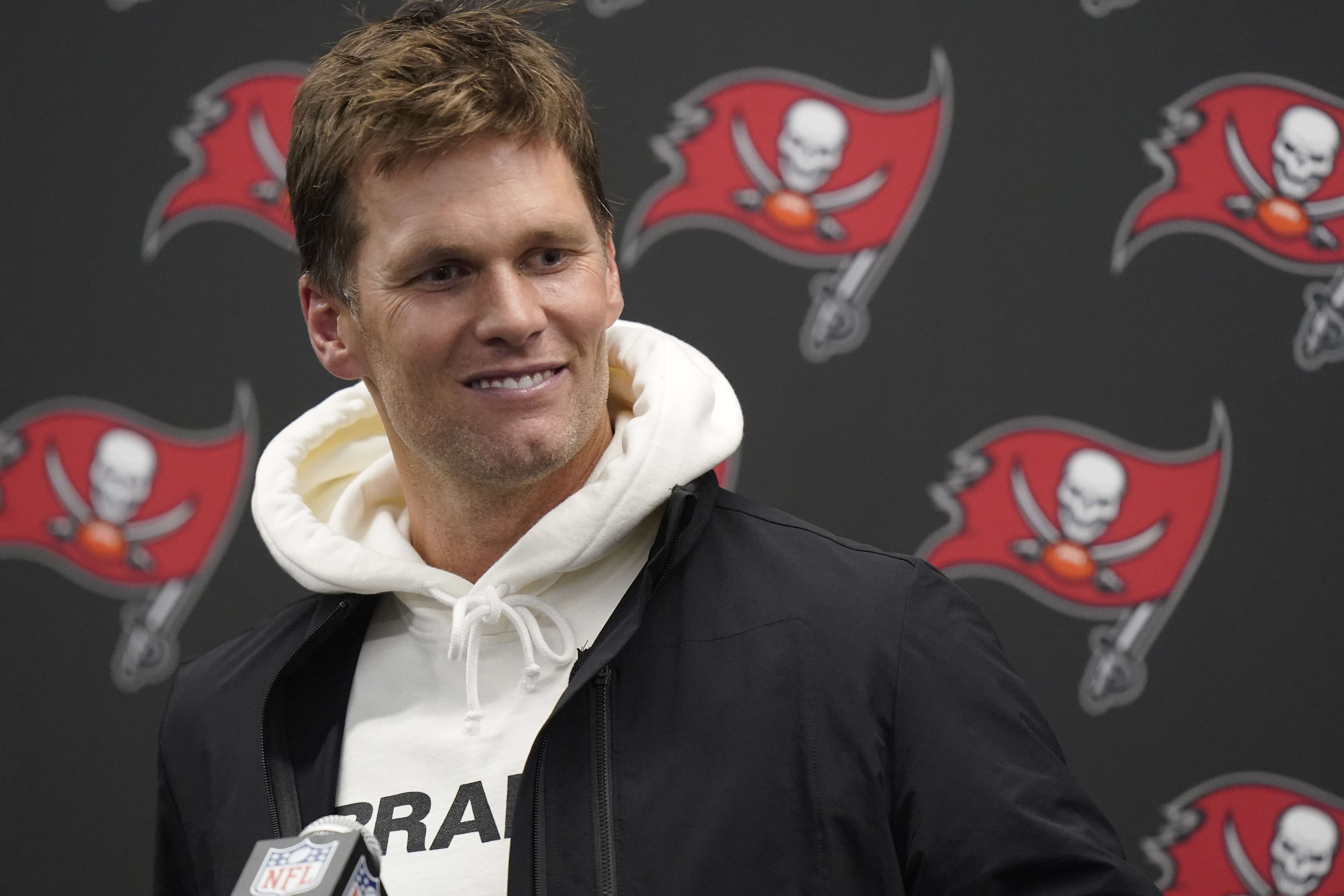 Tampa Bay Buccaneers' Tom Brady meets privately with Patriots