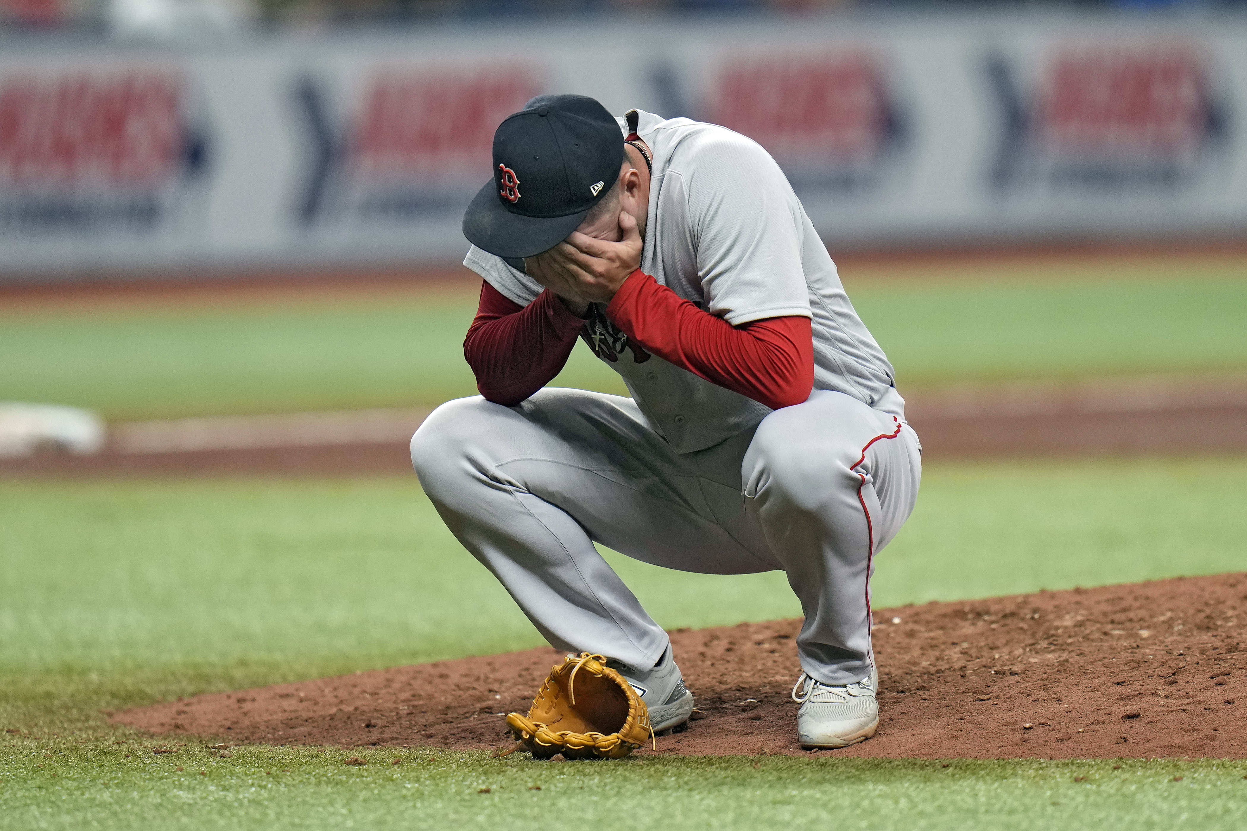 Red Sox's Zack Kelly fights back tears leaving game with elbow pain