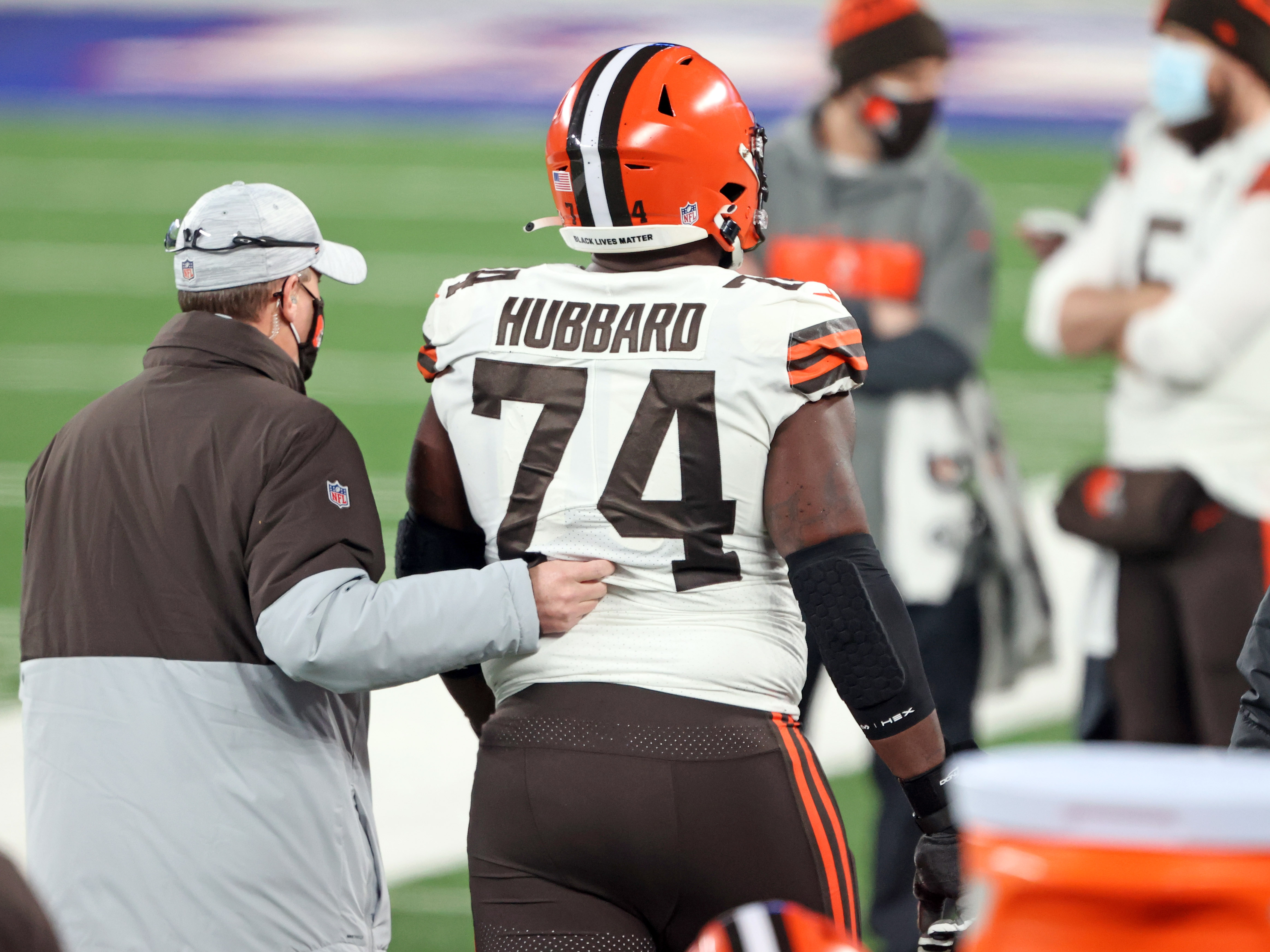 Should the Browns re-sign veteran swing tackle Chris Hubbard?