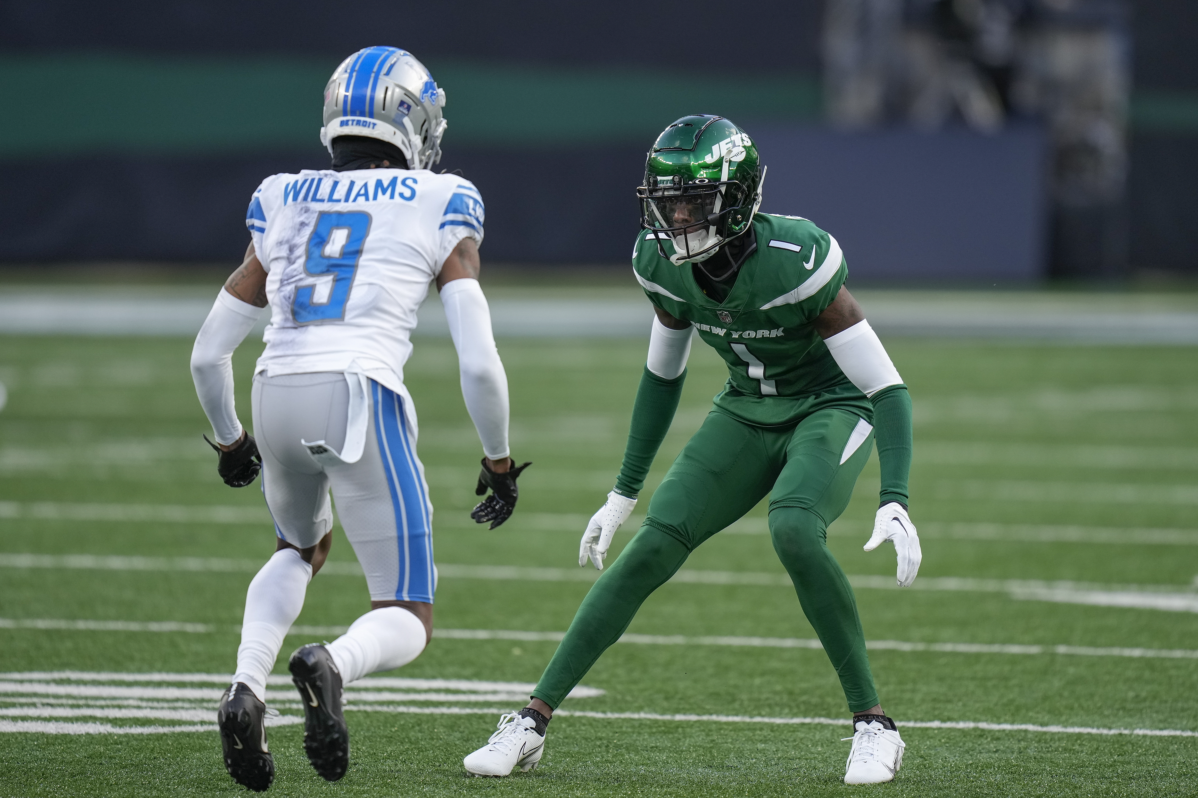 East Rutherford, NJ. 18/12/2022, New York Jets running back Zonovan Knight  (27) looks for running room during a NFL game against the Detroit Lions on  Sunday, Dec. 18, 2022 in East Rutherford