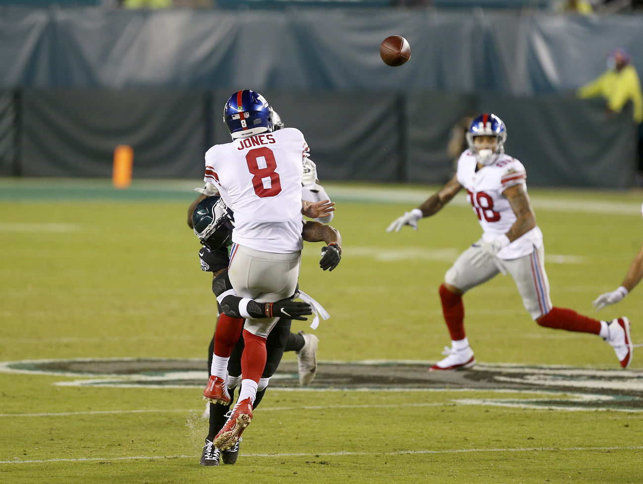 Daniel Jones fails spectacularly, trips during 80-yard run for Giants