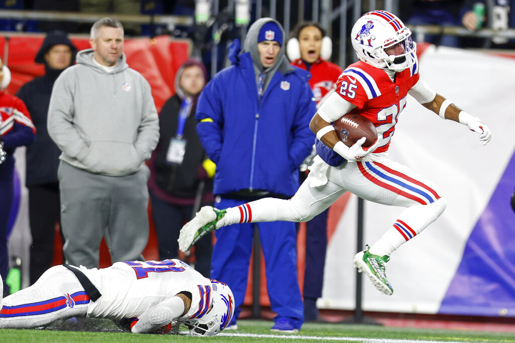 Patriots QB Mac Jones shown yelling on sidelines during loss vs. Bills