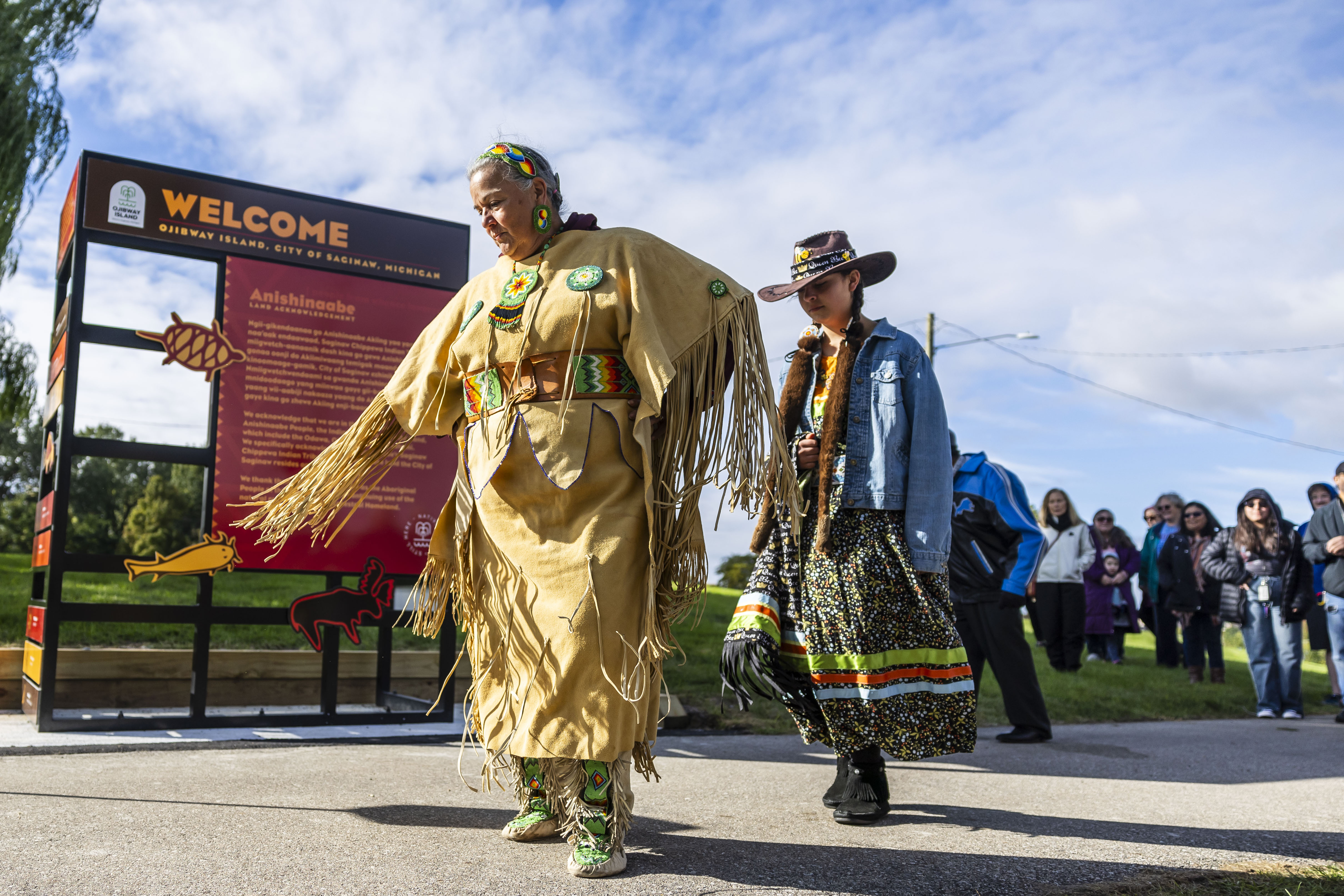 Watch Saginaw Chippewa Indian Tribe perform powwow dance at