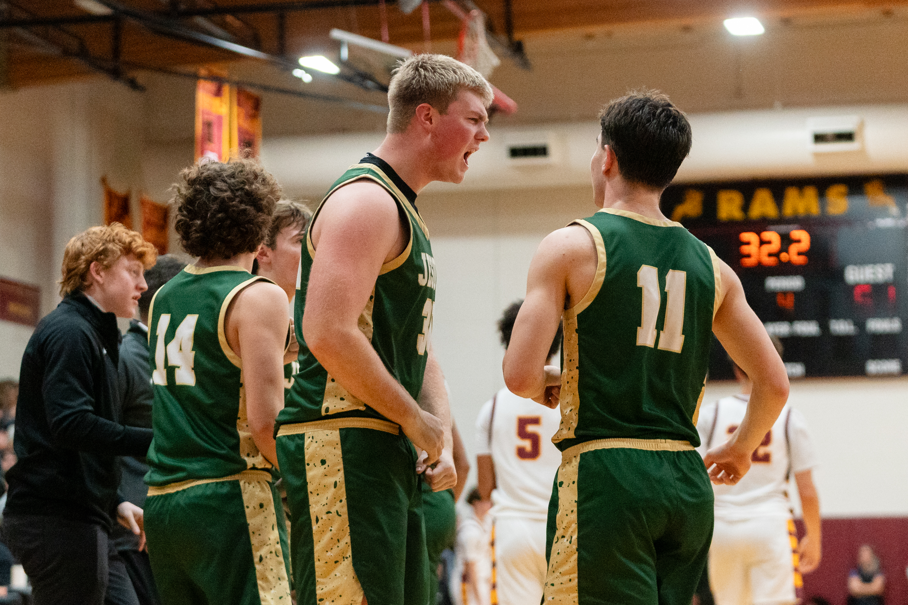 Oregon high school basketball: Central Catholic Rams vs Jesuit ...