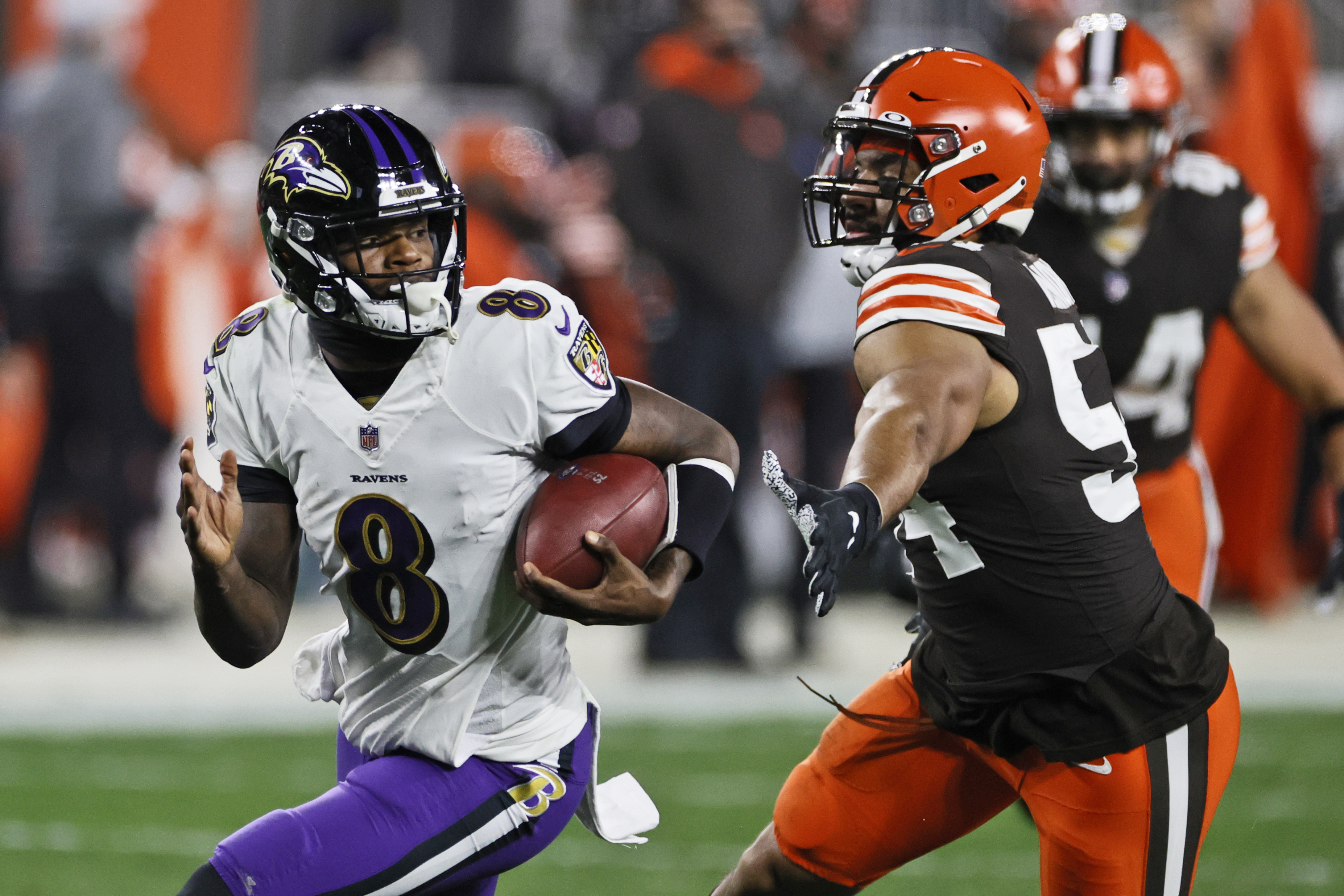 Baltimore Ravens quarterback Lamar Jackson (8) rushes against