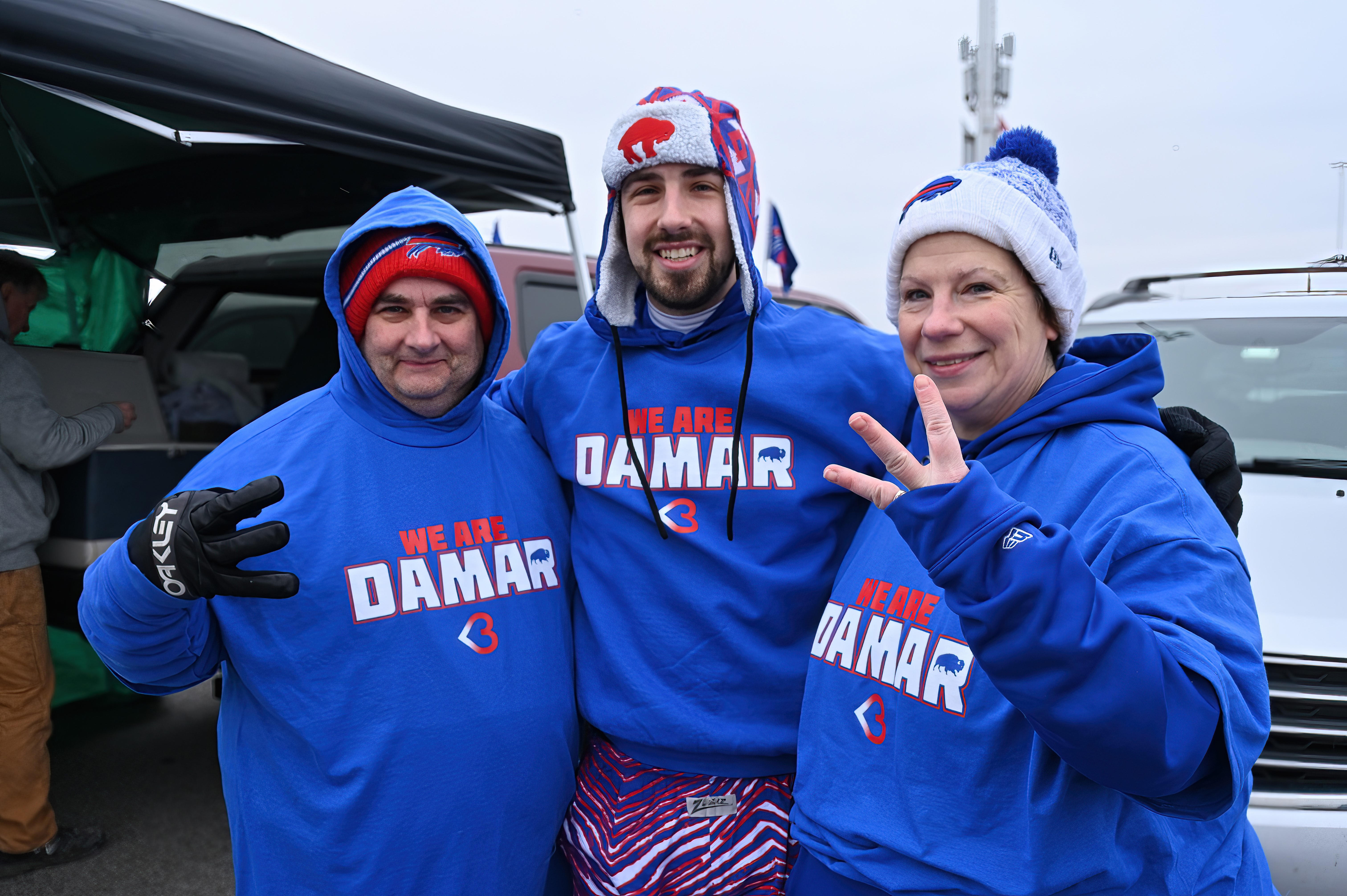 NFL players, fans pay tribute to Bills safety Damar Hamlin 